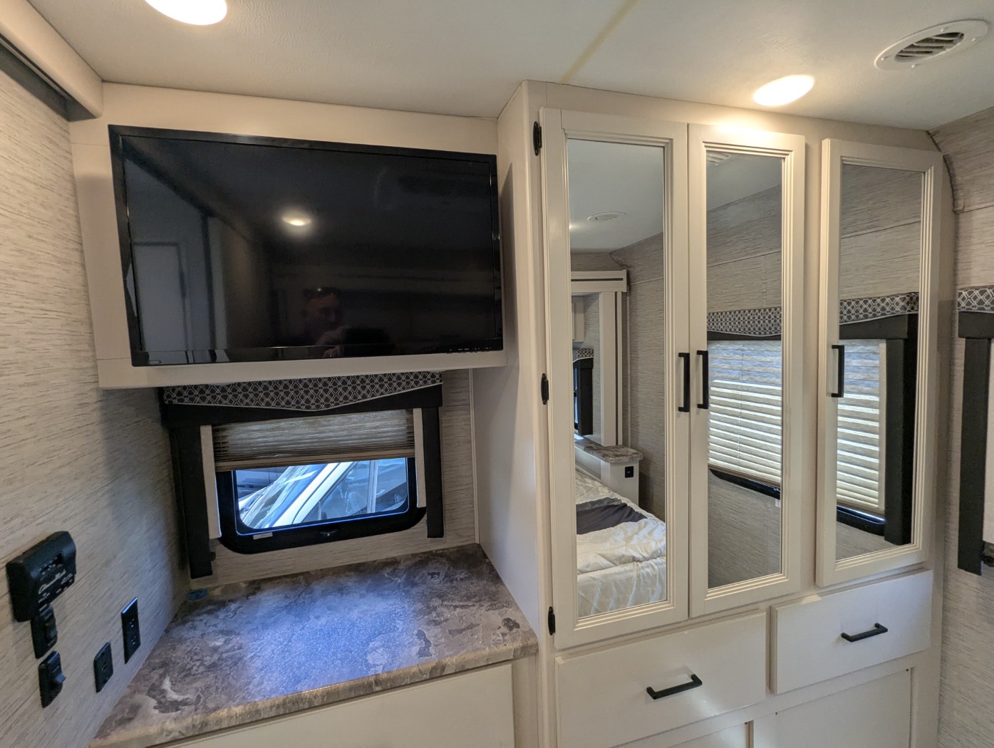 2022 Thor Motor Coach A.C.E. 30.3 - Image 28