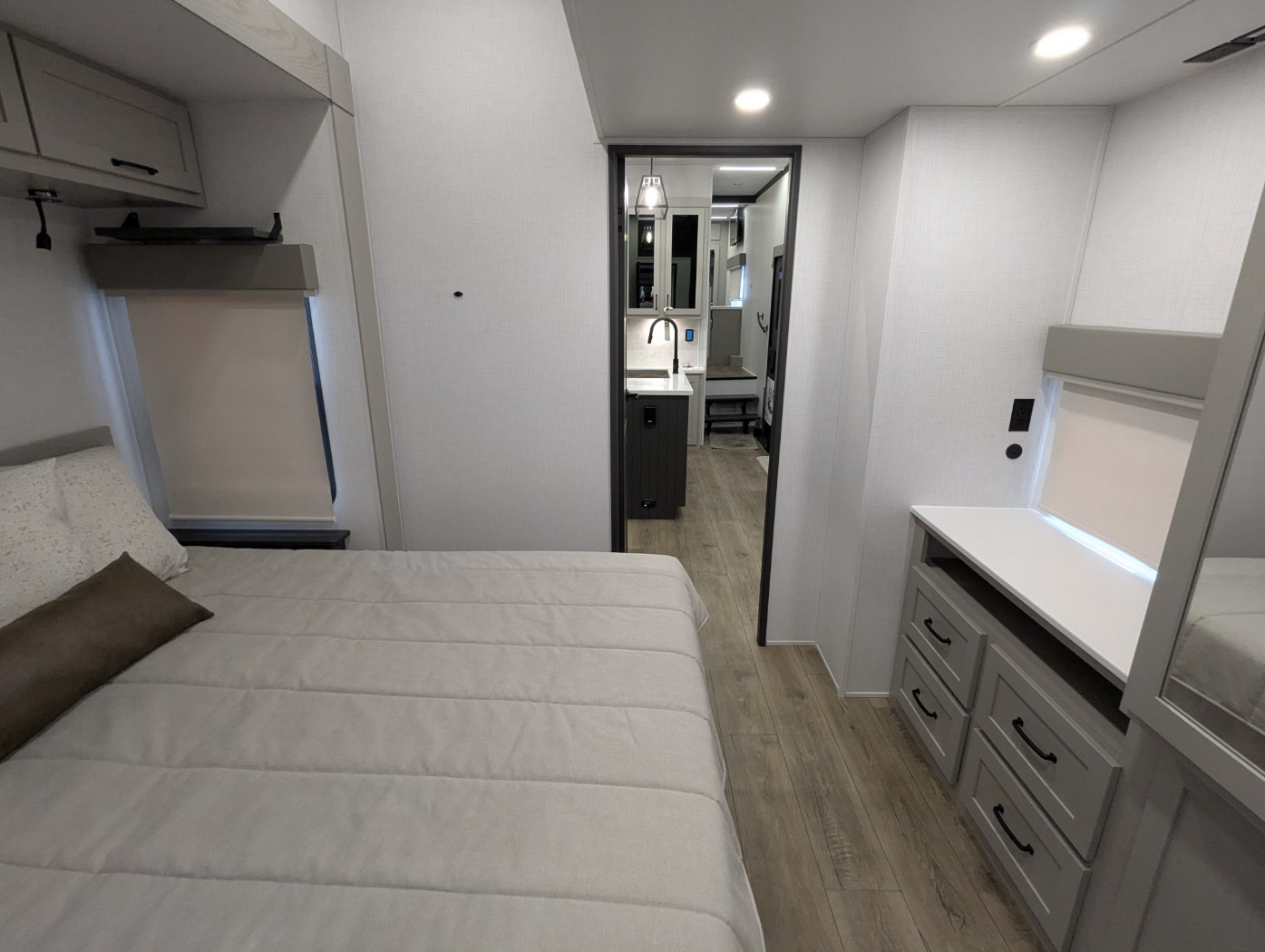 2025 Palomino Columbus 376DS - Image 34