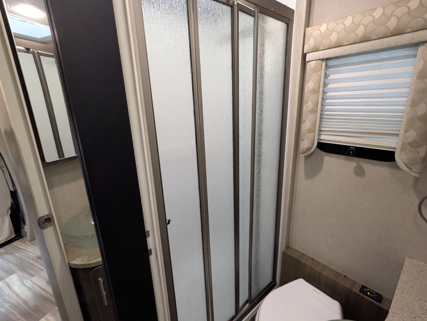 2015 RENEGADE Villagio 25QRS - Image 20