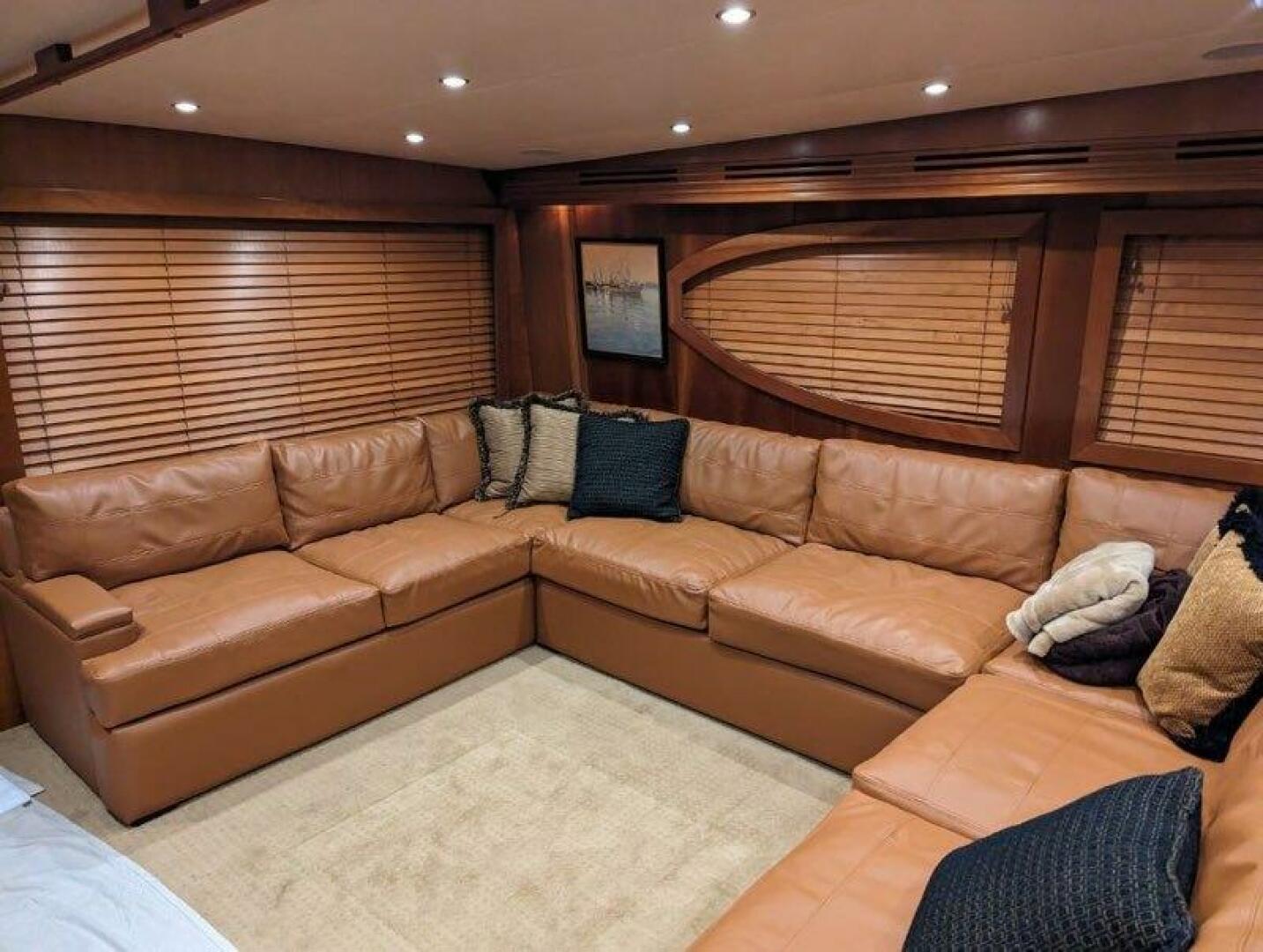 2005 Hatteras 68 Convertible - Image 4