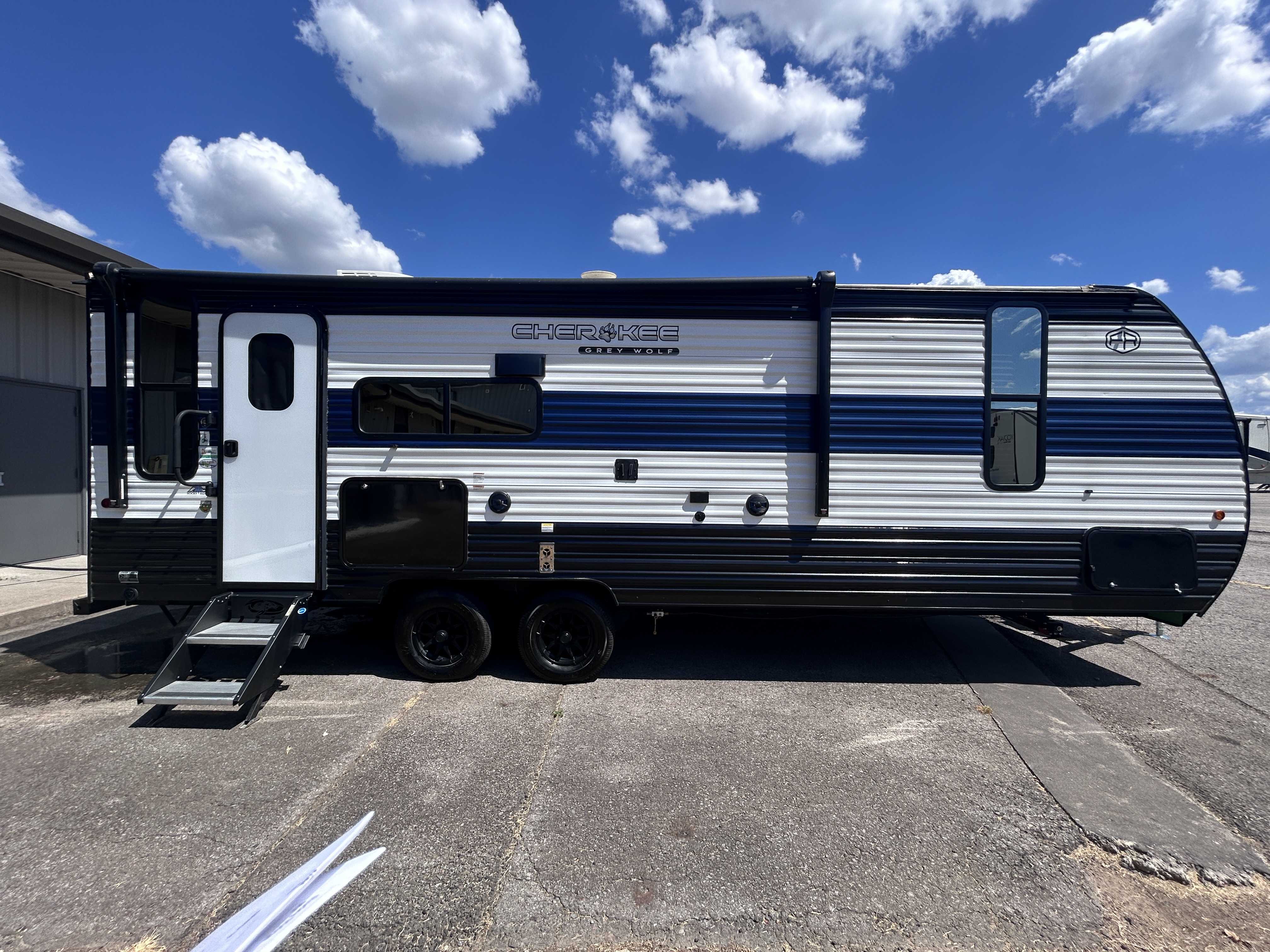 2025 Forest River Cherokee Grey Wolf 23MK - Image 2