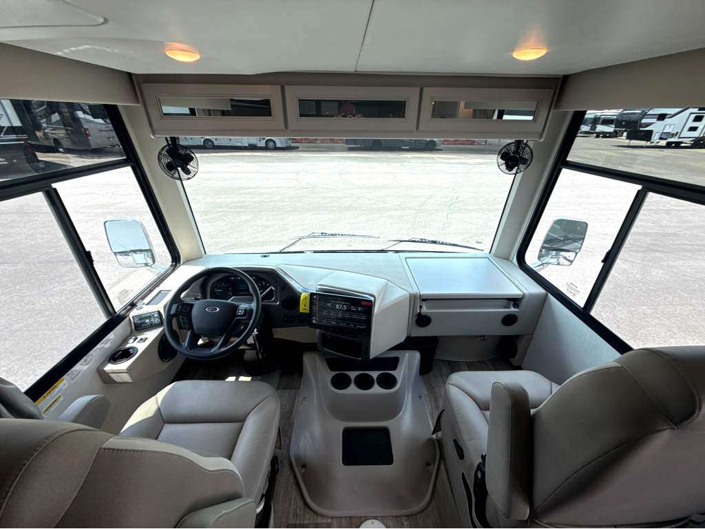 2027 THOR MOTOR COACH HURRICANE 35A - Image 11