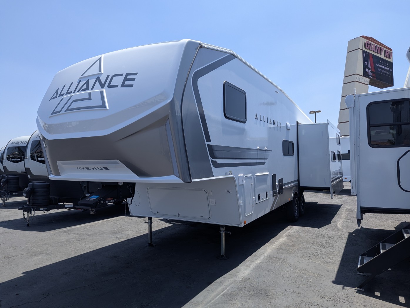 2027 Alliance RV Avenue 30BH - Image 3