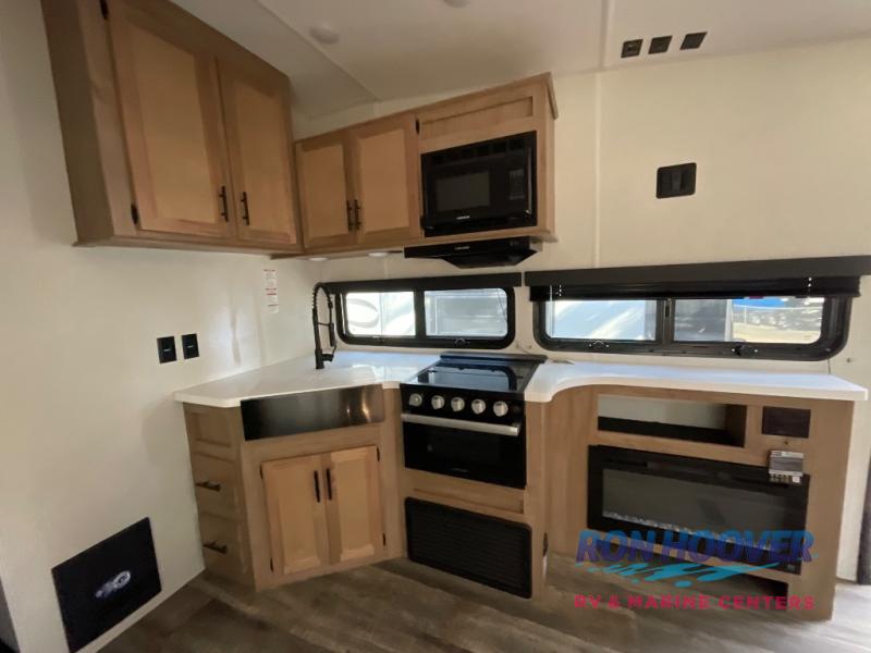 2023 FOREST RIVER CHEROKEE BLACK LABEL M245TRBL - Image 9