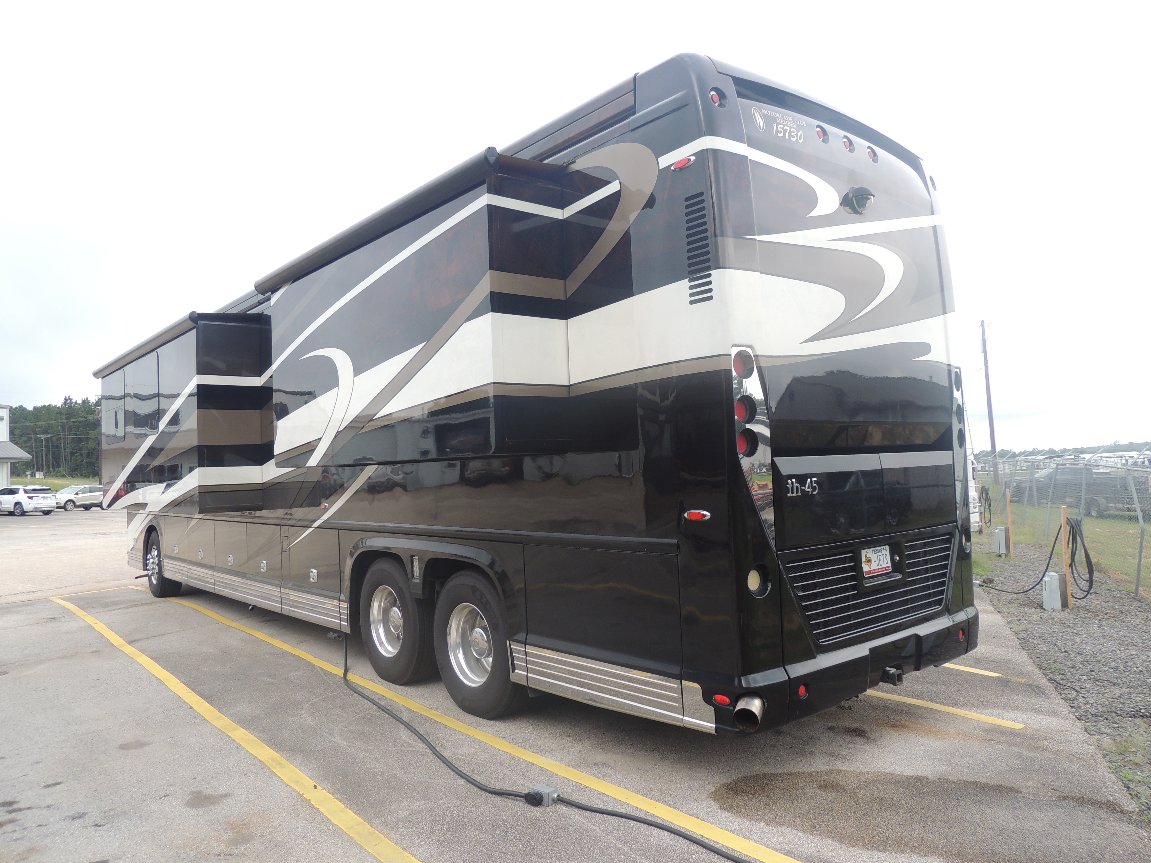 2012 Foretravel IH 45 - exterior 5