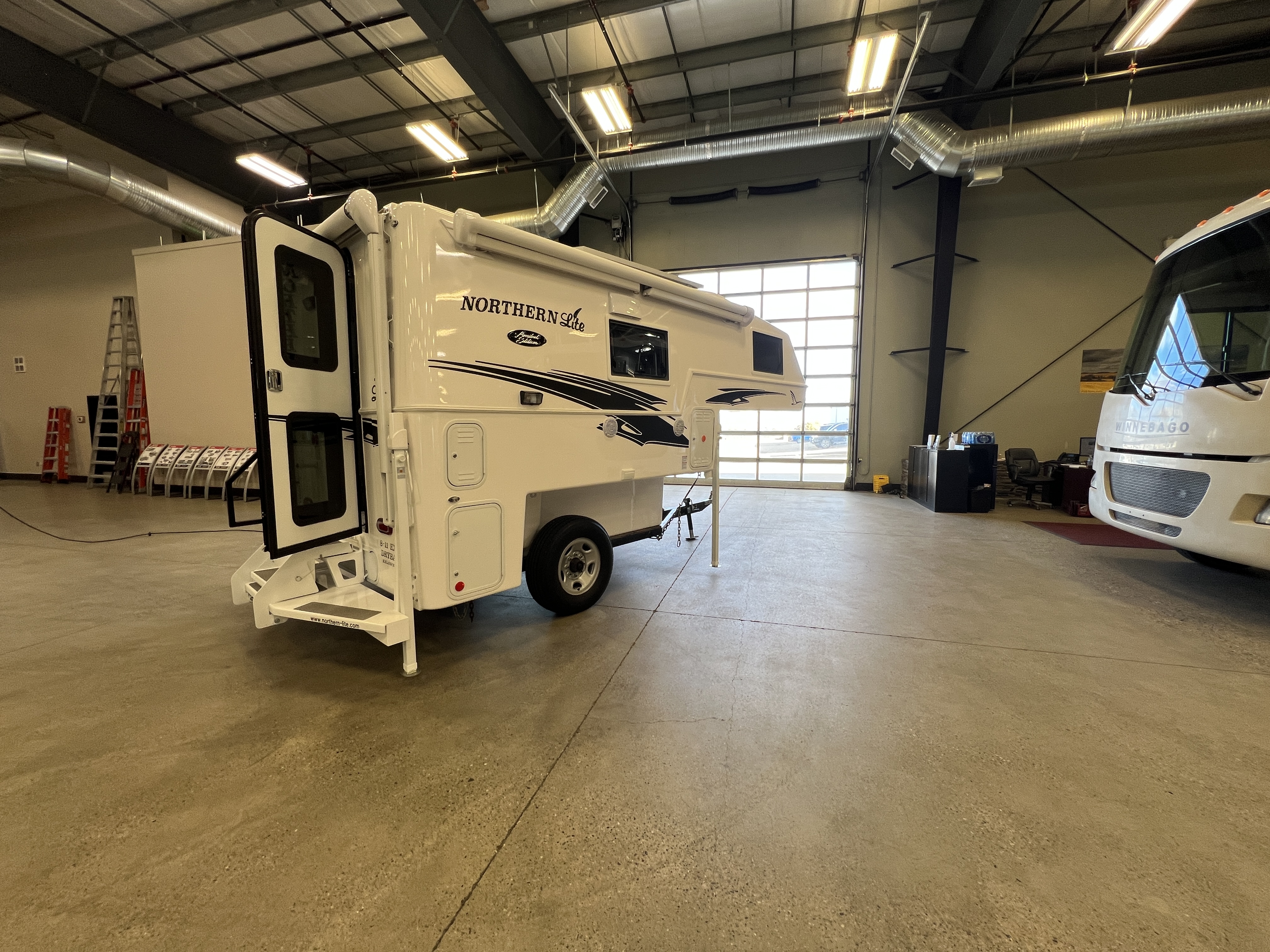 2027 NORTHERN LITE LIMITED EDITION 8-11 EX DRY BATH - Image 7