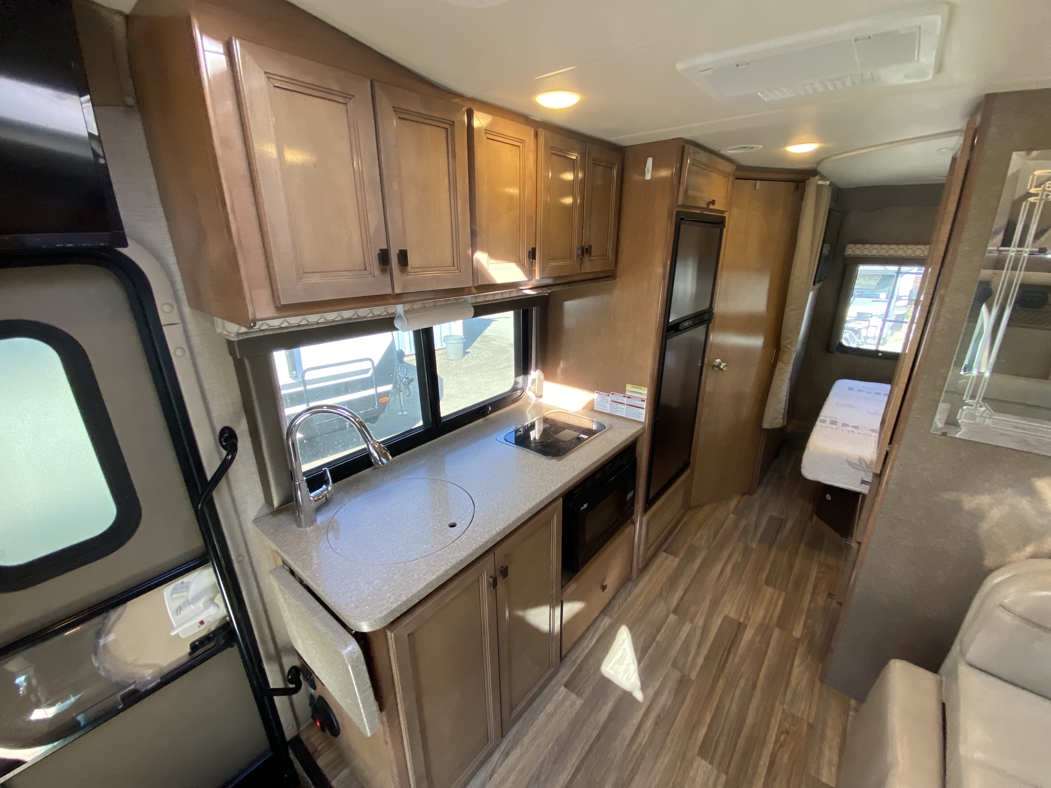 2019 THOR MOTOR COACH SYNERGY SS24 - Image 7