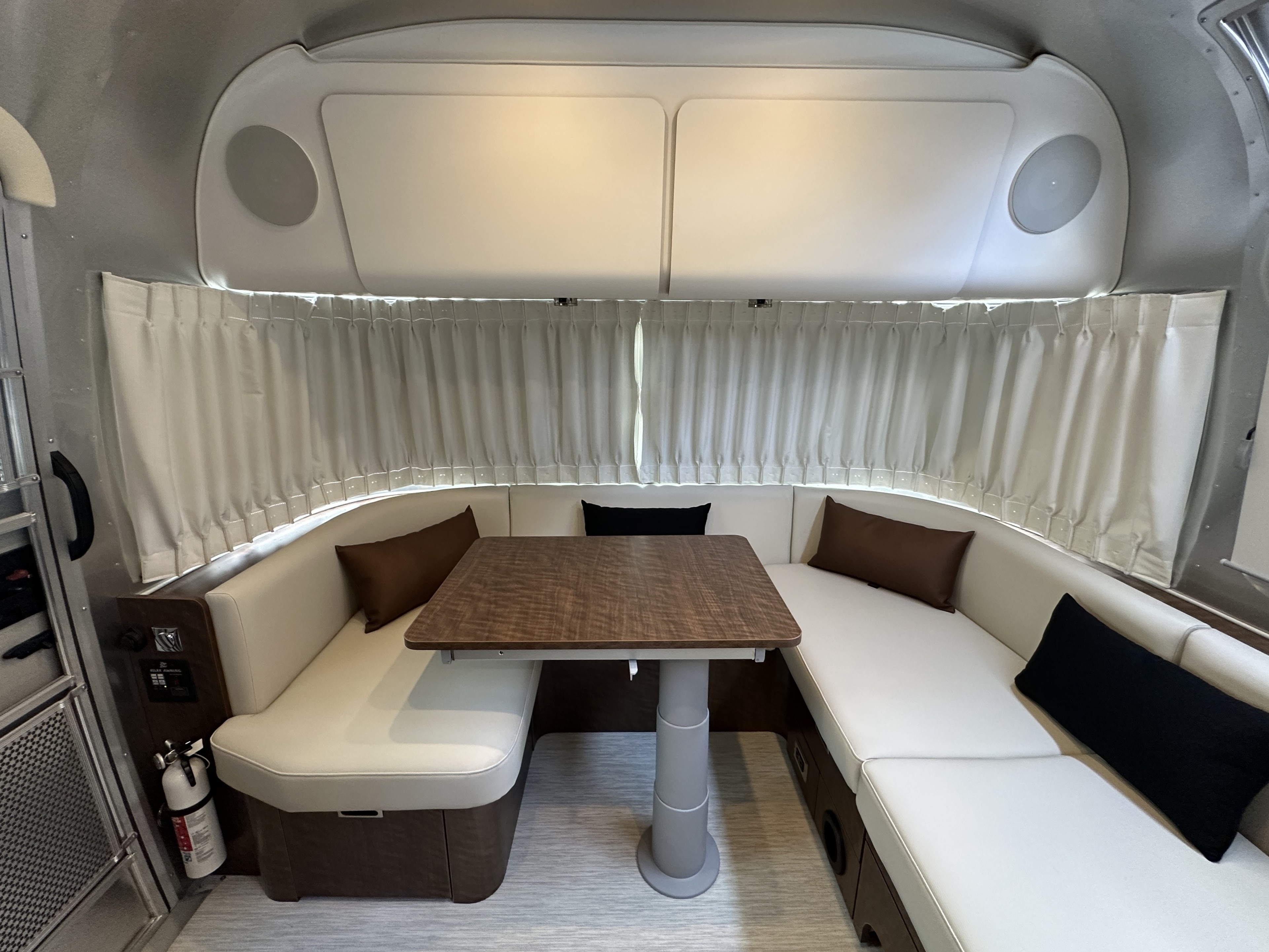 2027 Airstream Globetrotter 27FB Twin - Image 10