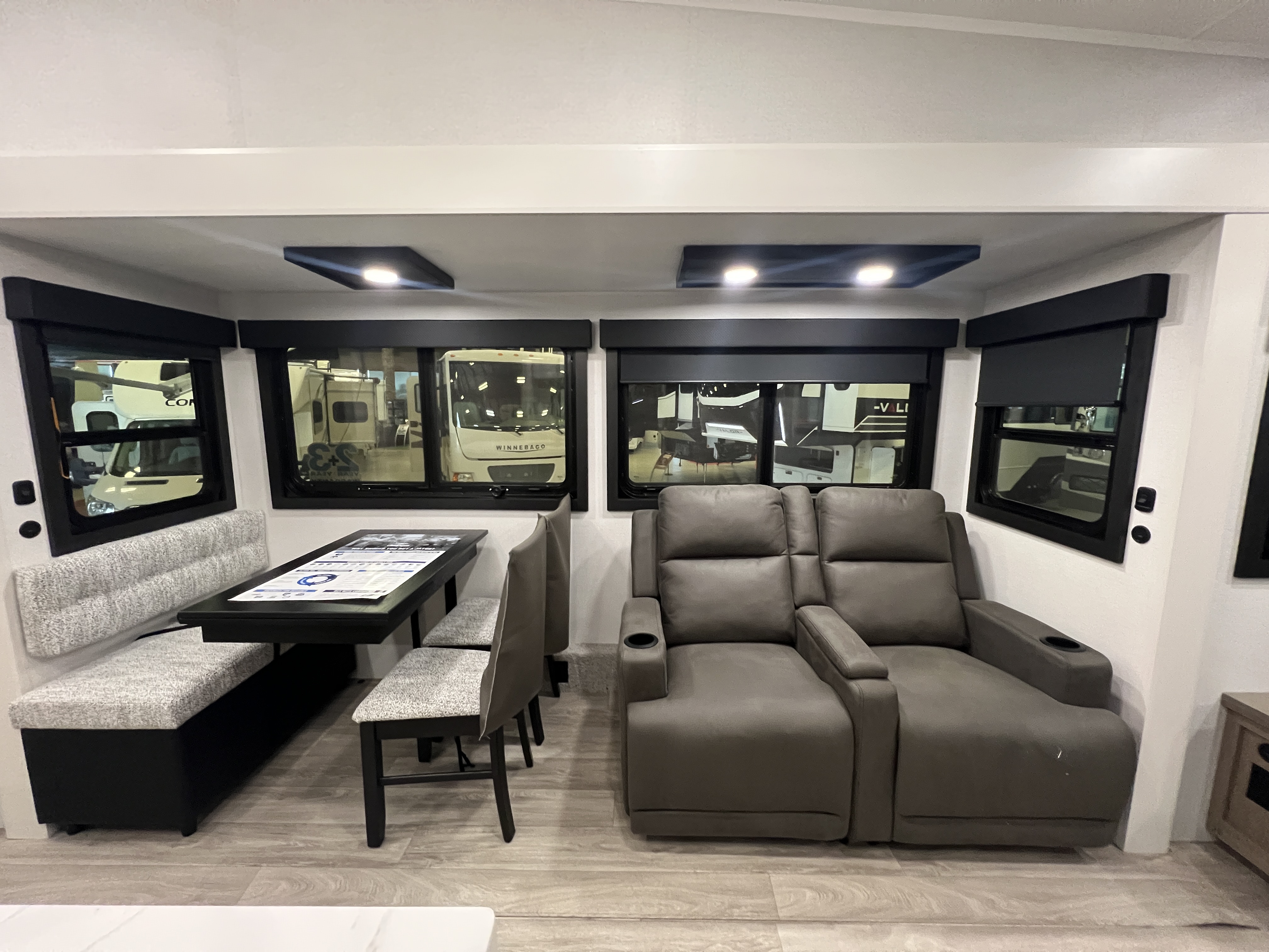 2027 Jayco Eagle 321RSTS - Image 4