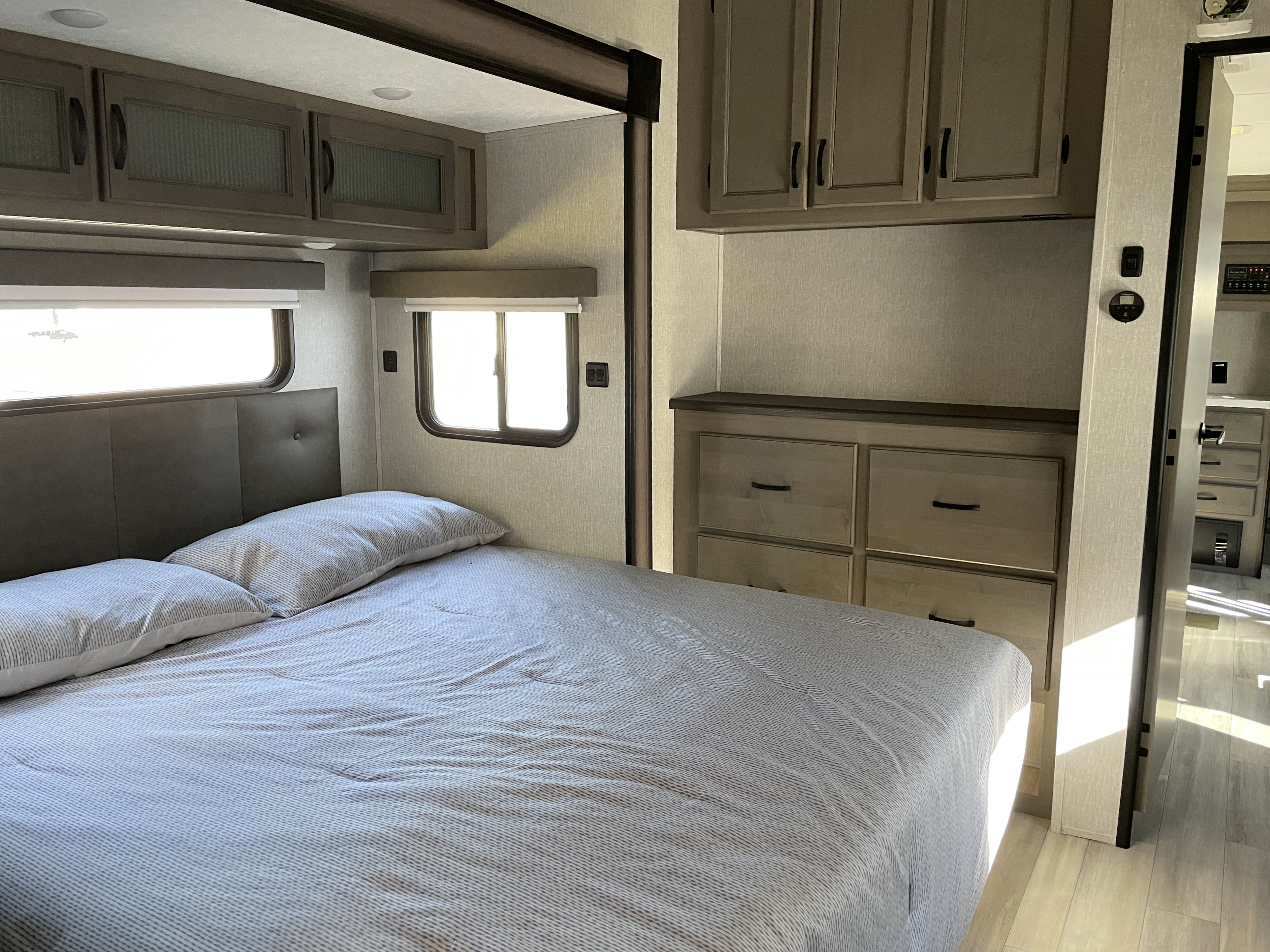 2022 Coachmen Chaparral 334FL - Image 27