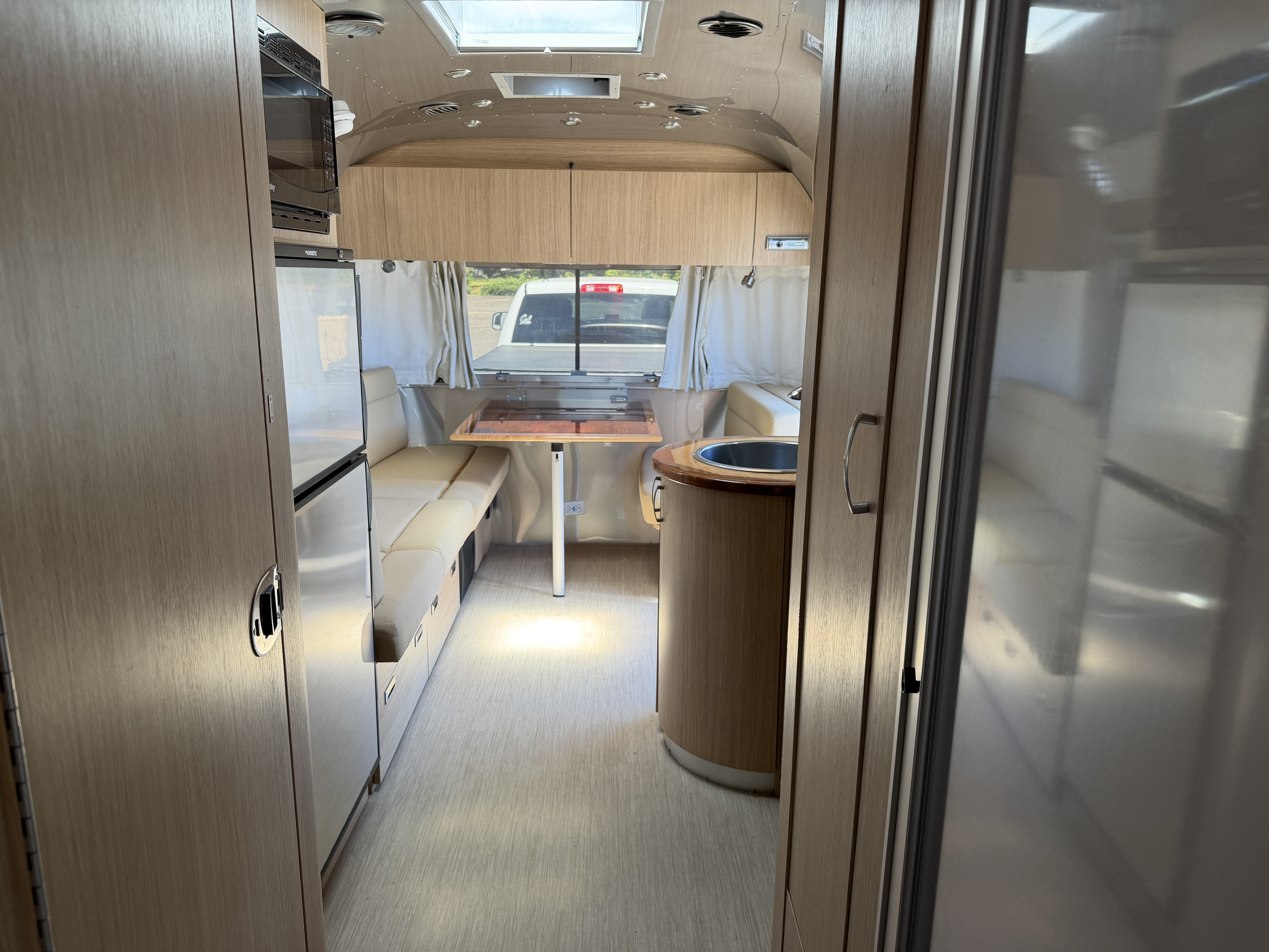 2018 Airstream Flying Cloud 25RB - Image 17