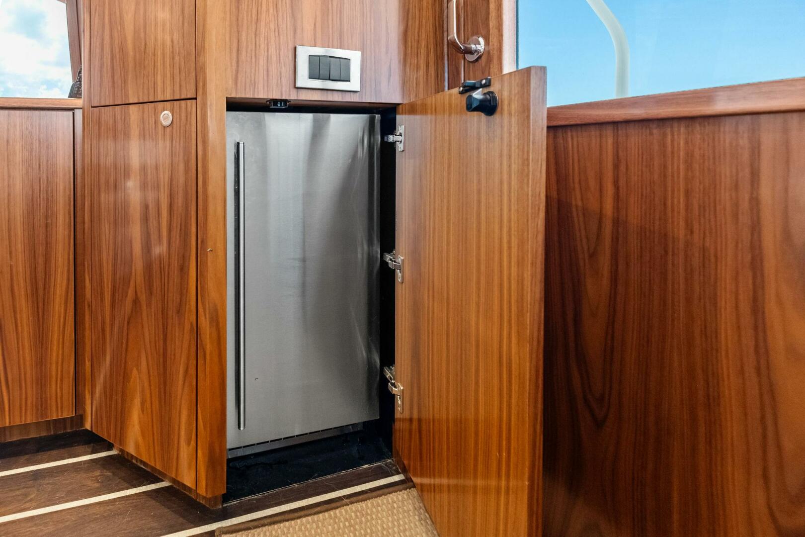 2025 Viking 58 Convertible - Image 13