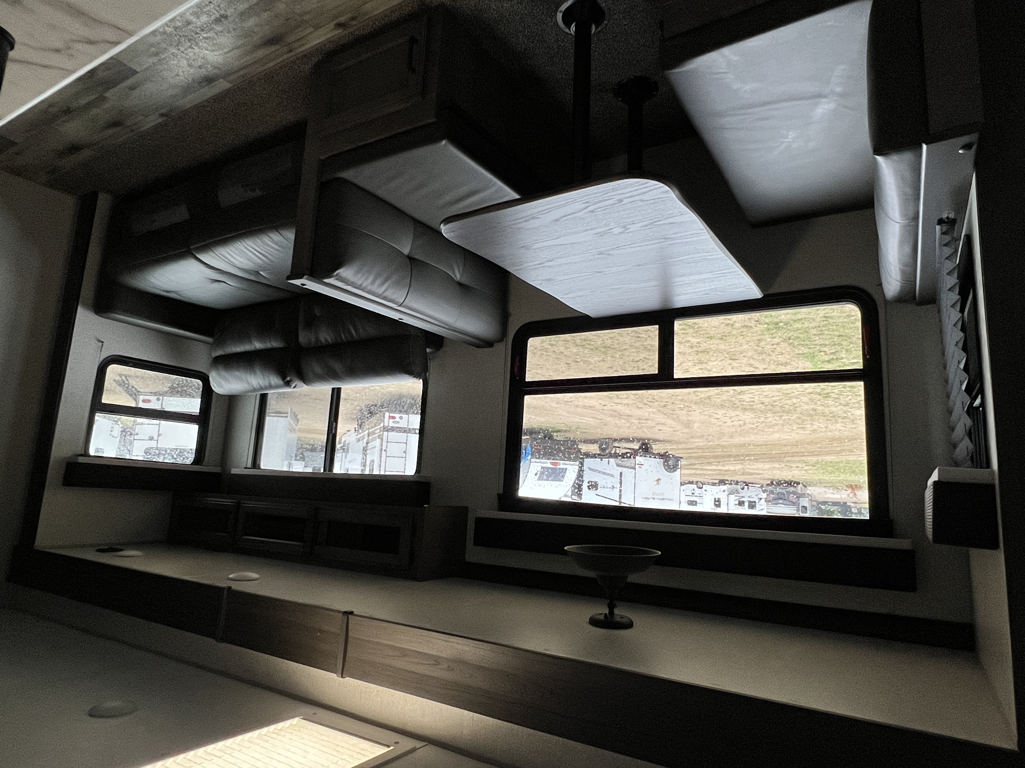 2022 VENTURE RV SPORTREK 327VIK - Image 25
