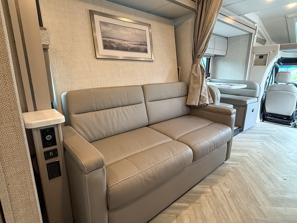 2025 THOR MOTORCOACH 24FB - Image 49