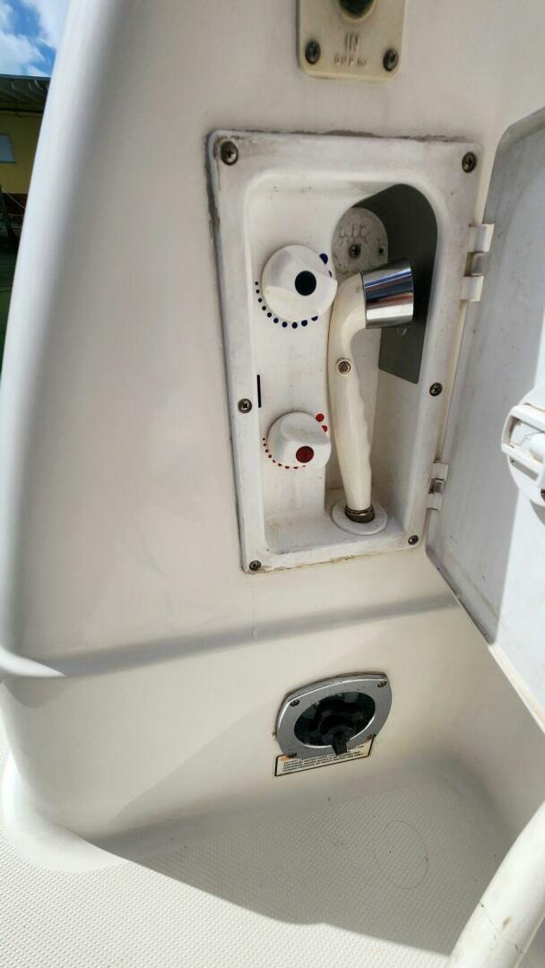 2004 Sea Ray 390 Motor Yacht - Image 9
