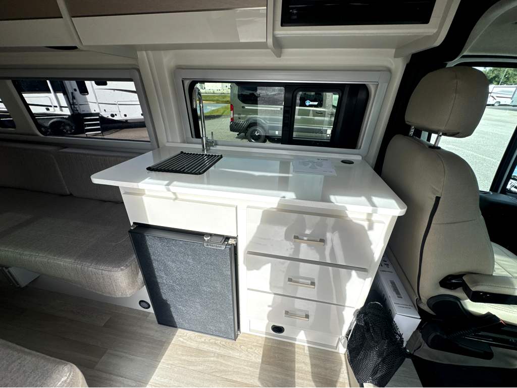 2027 THOR MOTOR COACH SEQUENCE 20L - Image 13