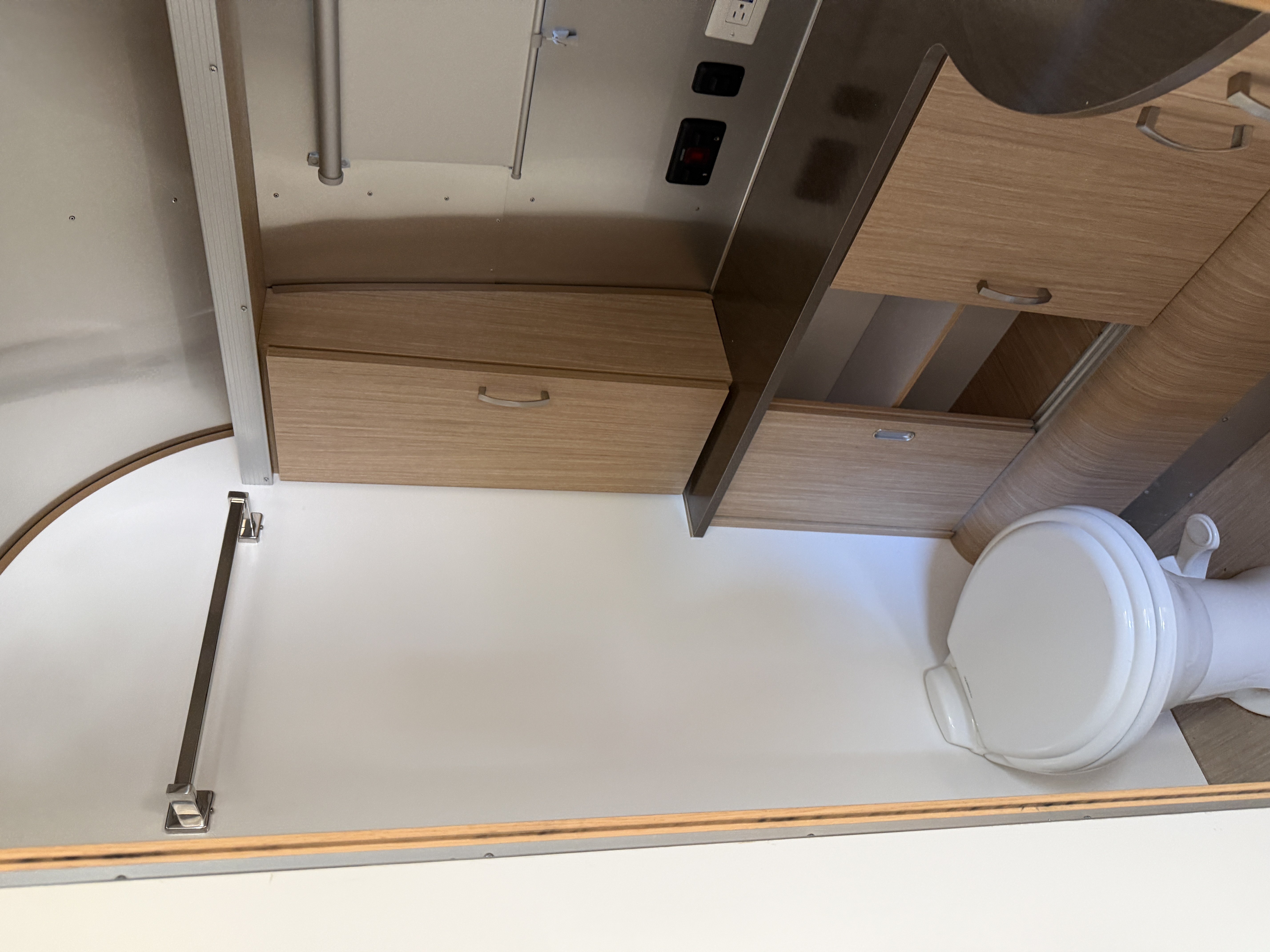 2018 Airstream Flying Cloud 25RB - Image 14