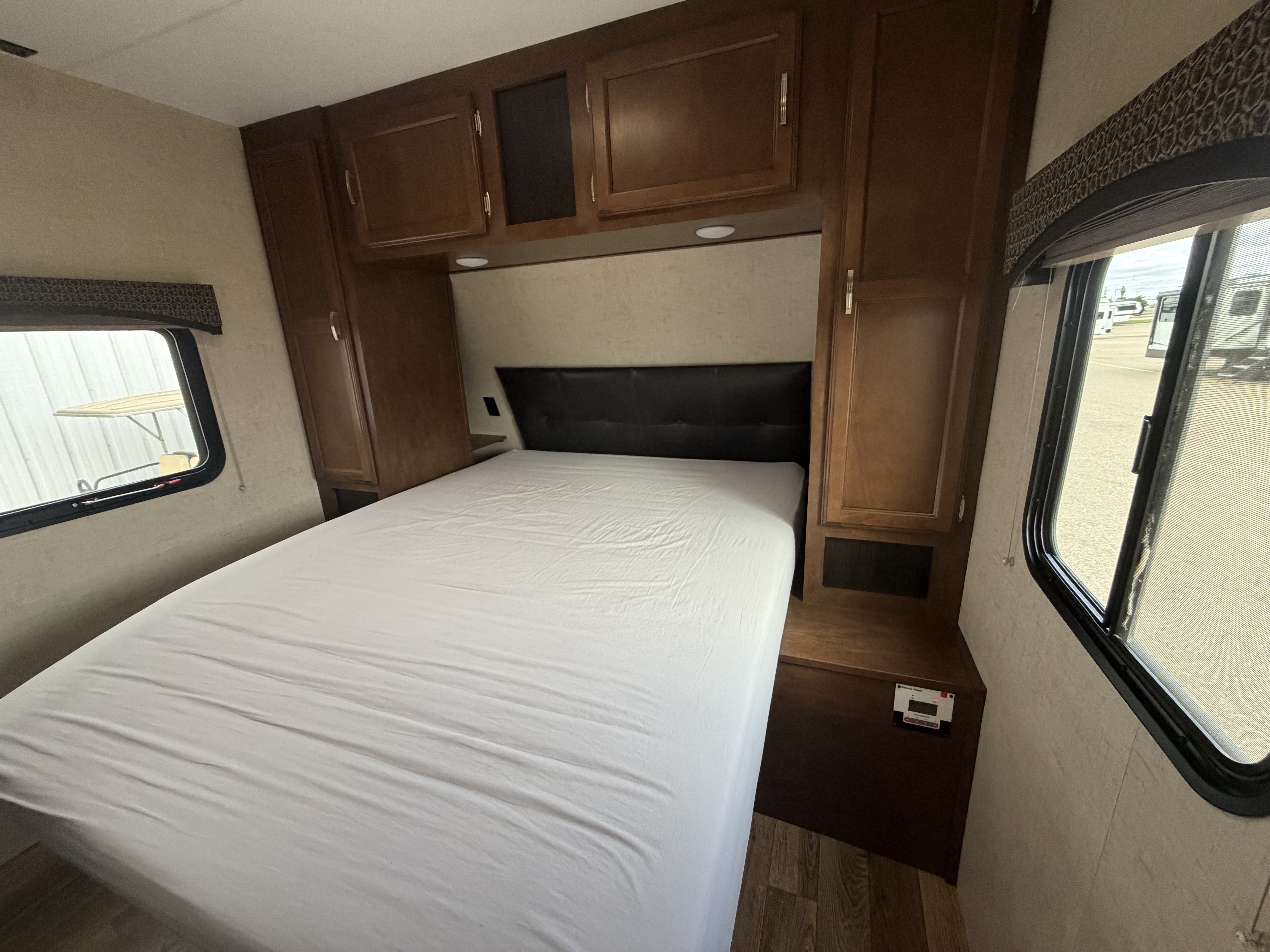2018 VENTURE RV SPORT TREK 327 VIK - Image 14