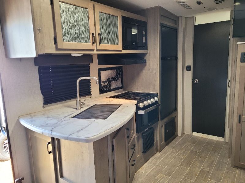 2021 Venture RV Sonic SN220VRB - Image 5