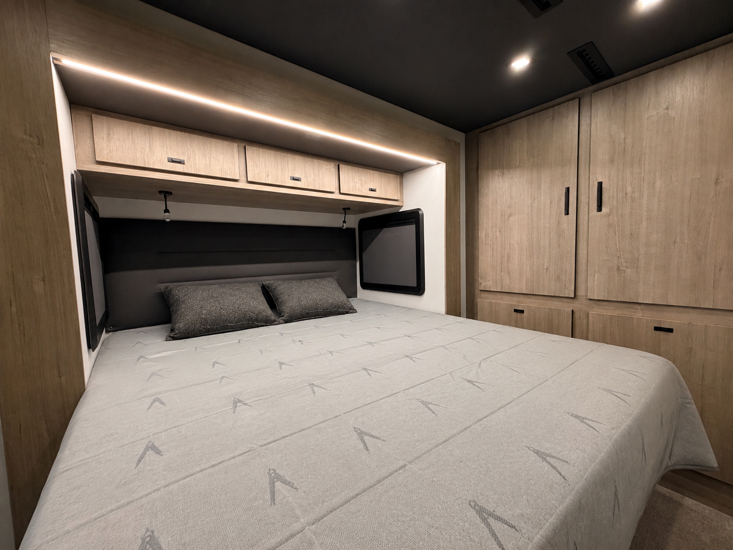 2027 Grand Design Lineage Series F 31ZW5 - Image 24