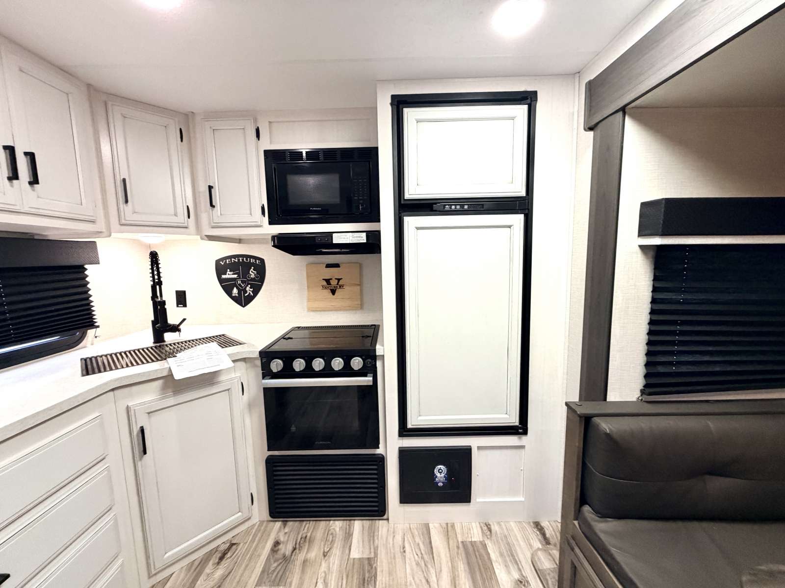 2023 Venture RV SportTrek Touring Edition - Image 11