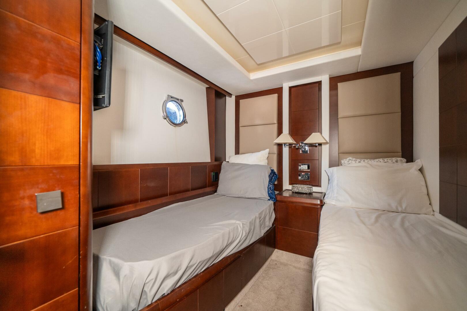 2010 Azimut 75 Fly - Image 43