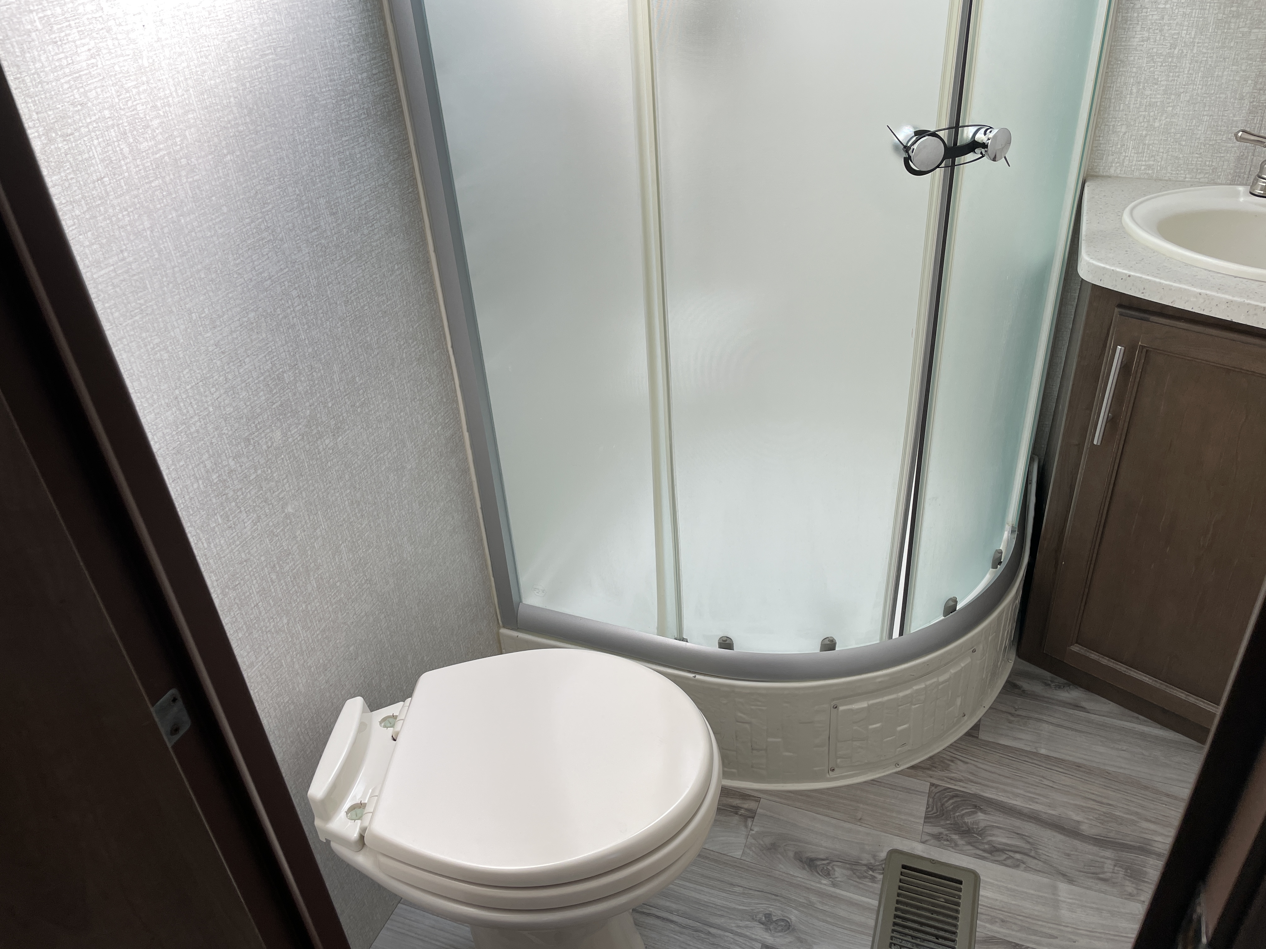 2019 Keystone RV Cougar X-Lite 27SAB - Image 6
