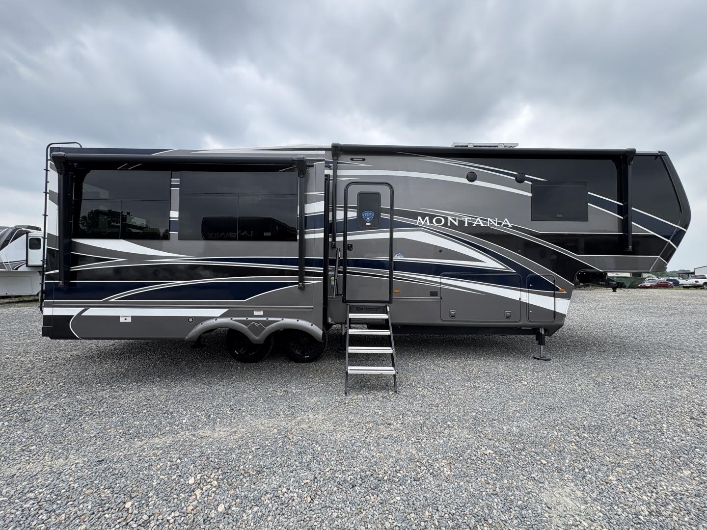 2025 Keystone Montana 3123RL - Image 3