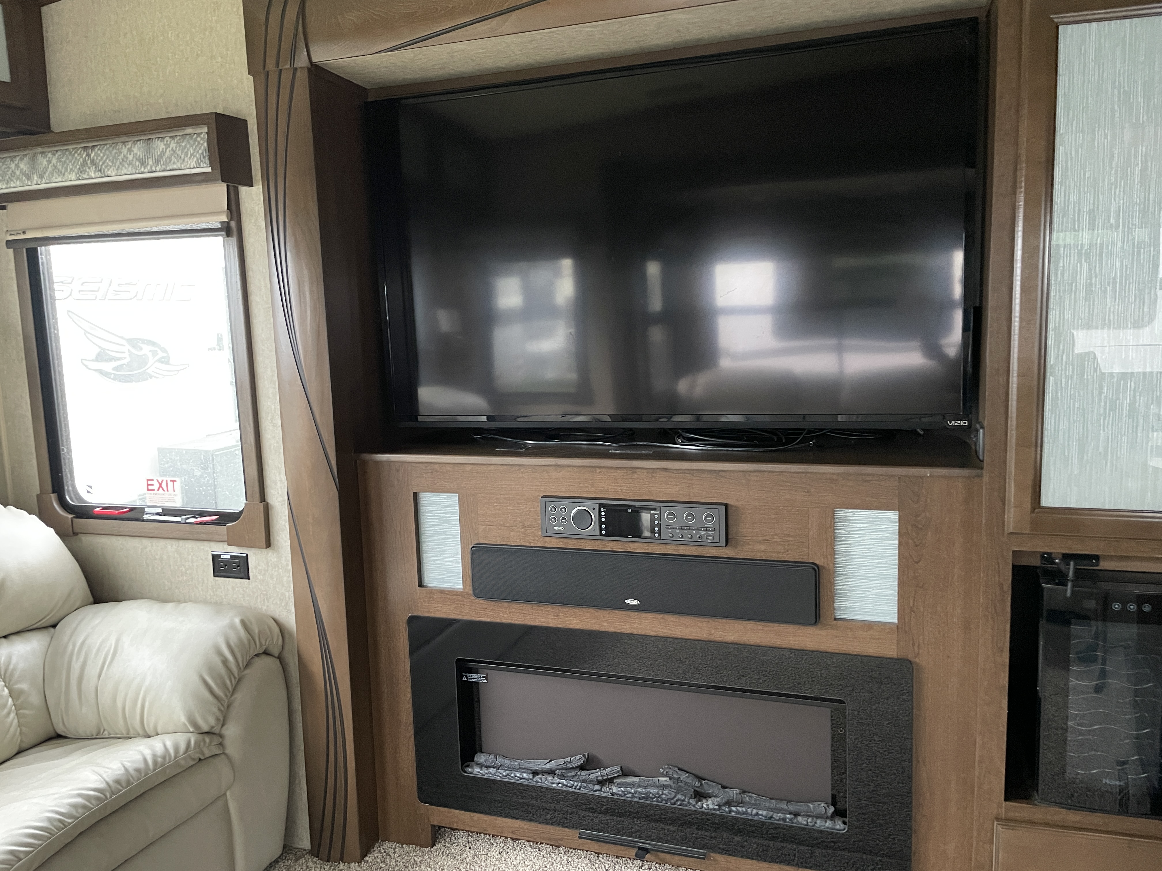 2018 Forest River Cedar Creek Champagne Edition 38EL - Image 11