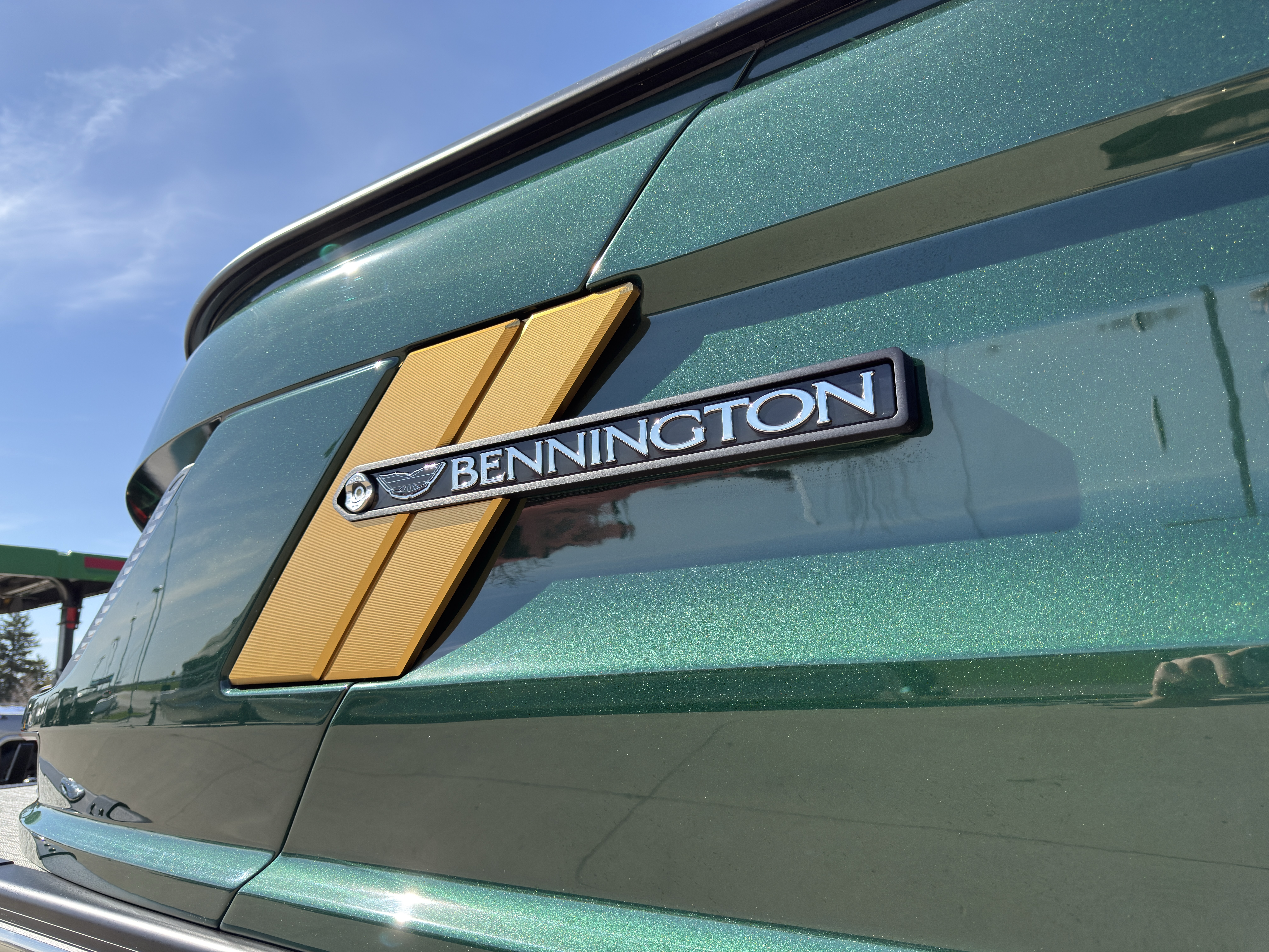 2026 Bennington 25QXSBA 425HP V10 Tritoon Pontoon - Image 32