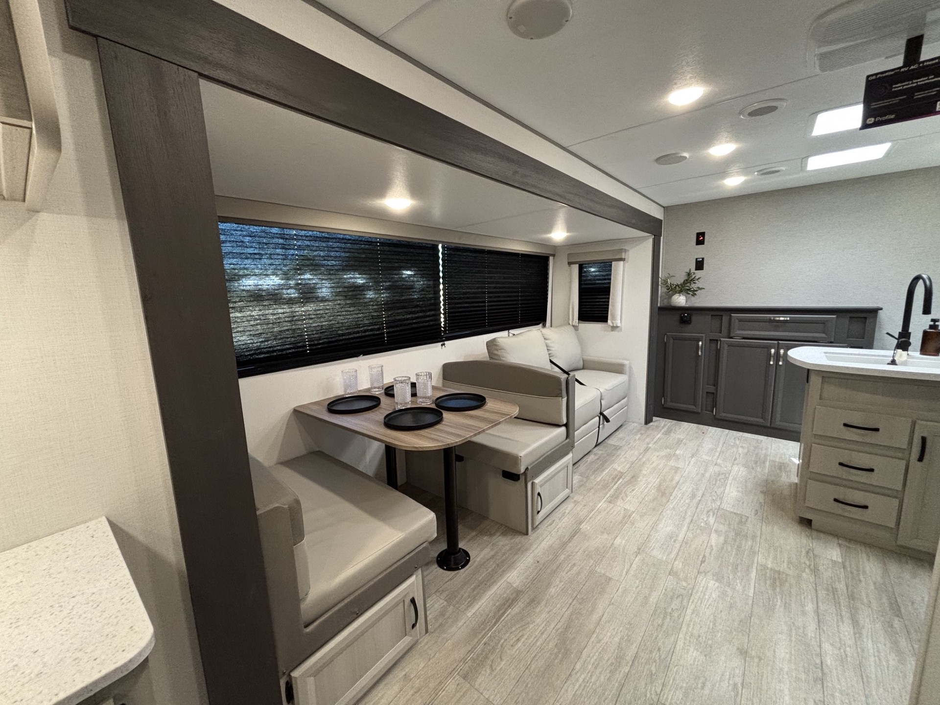 2027 Coachmen Catalina Legacy Edition 333DBDSCK - Image 14