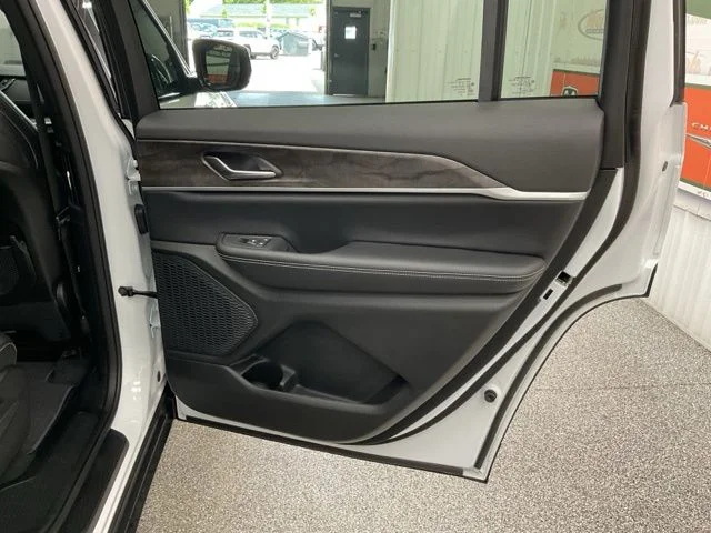 2026 Jeep Grand-Cherokee-L Laredo Altitude 4x4 - Image 30