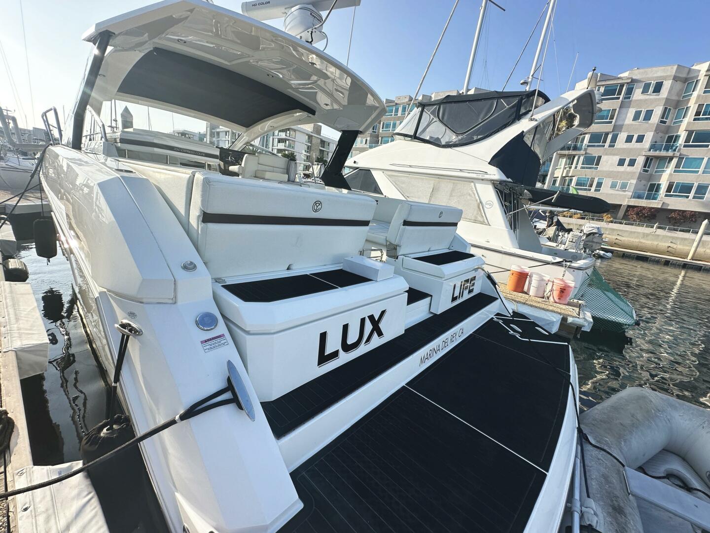 2017 Cruisers Yachts 390 Express Coupe - Image 3