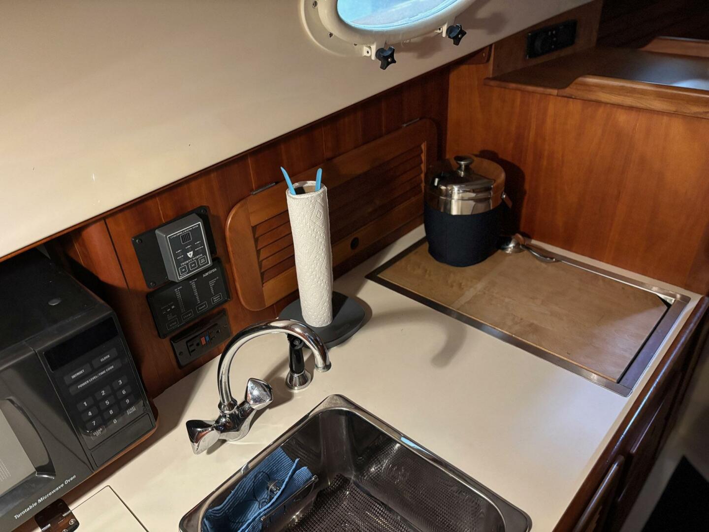2003 Hinckley 36 Picnic Boat EP - Image 10