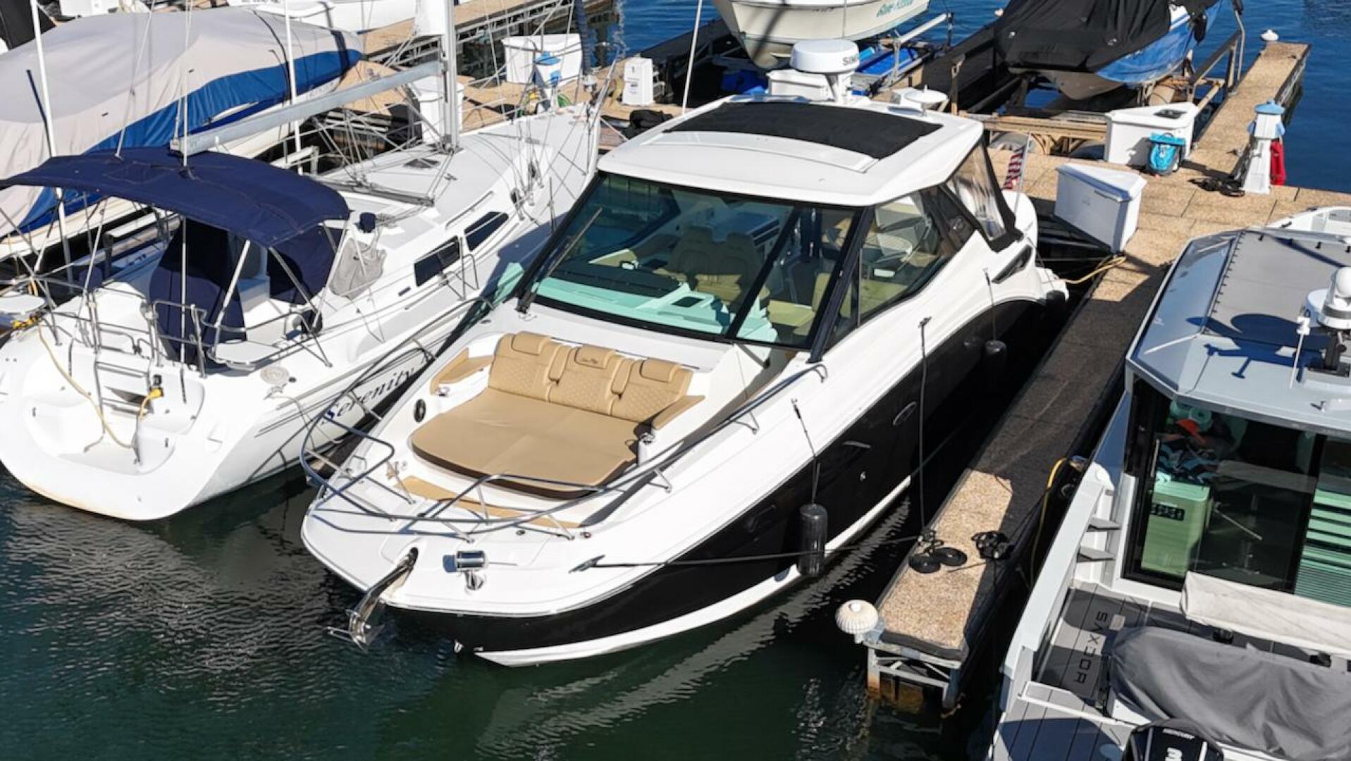 2023 Sea Ray 320 Outboard - Image 3