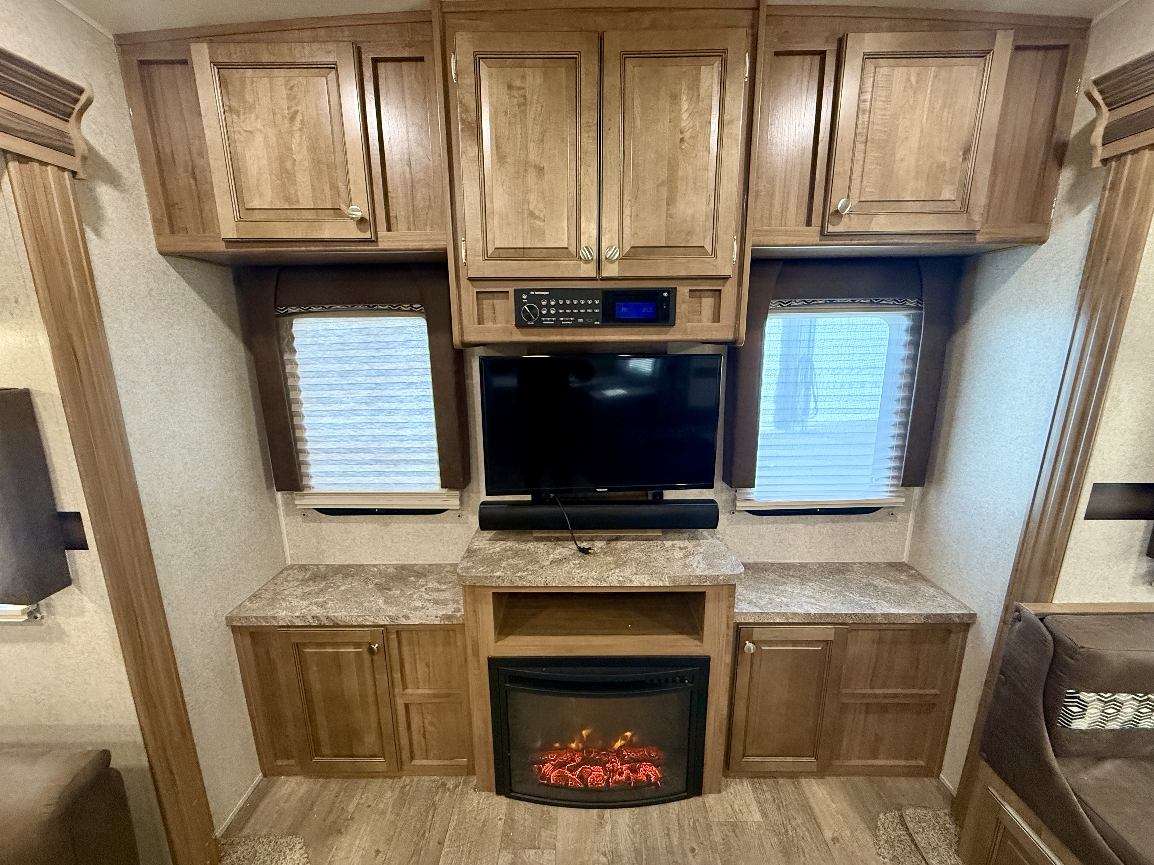 2018 Forest River Rockwood Ultra Lite 2650WS - Image 10