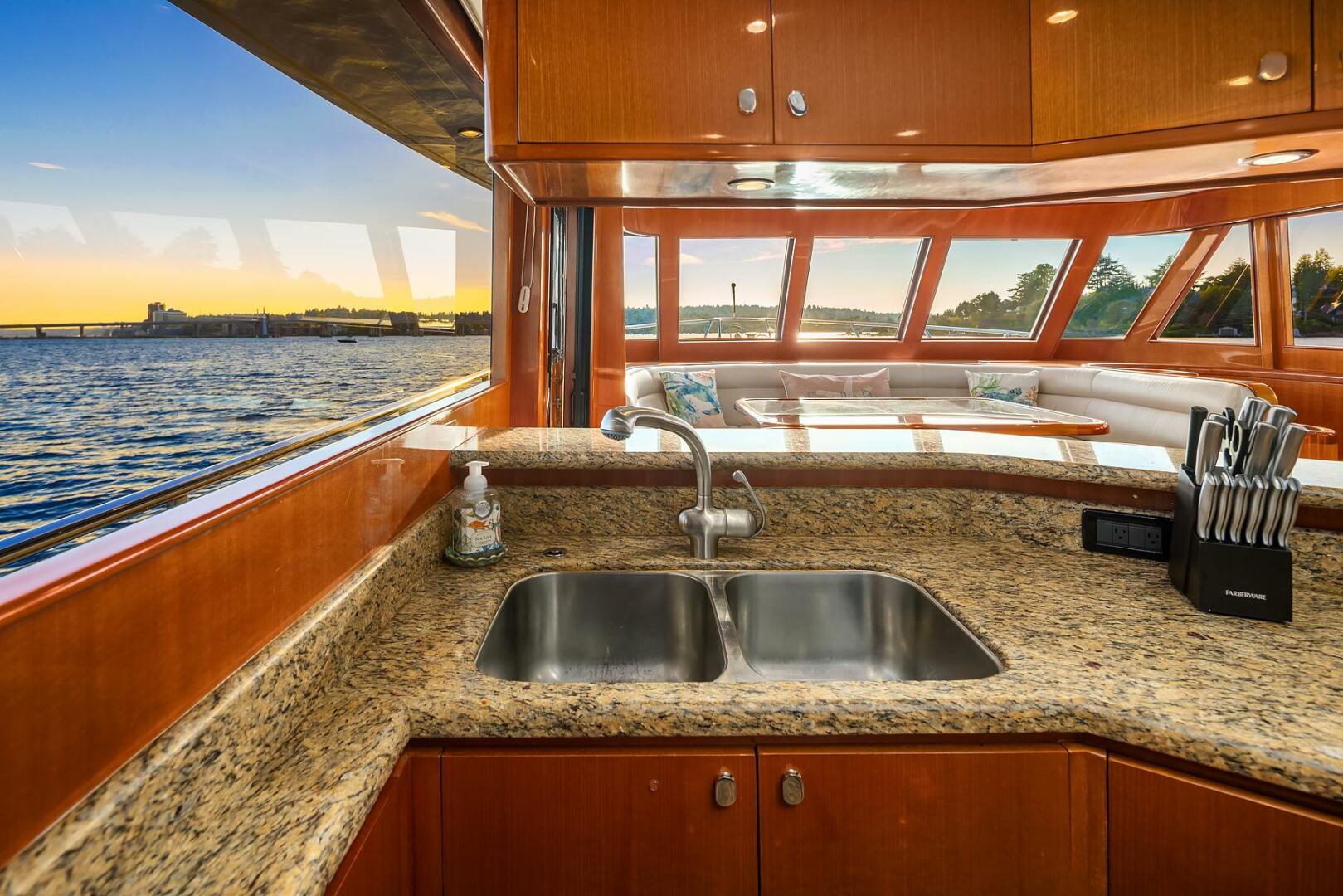 2014 Hampton 720 Skylounge LRC - Image 19