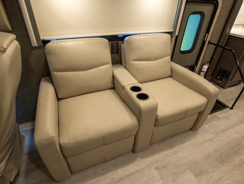 2022 Thor Motor Coach Palazzo 37.4 - Image 6