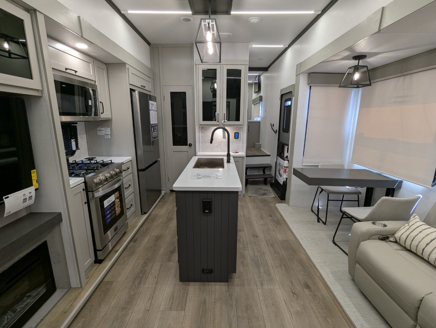 2025 Palomino Columbus 376DS - Image 35
