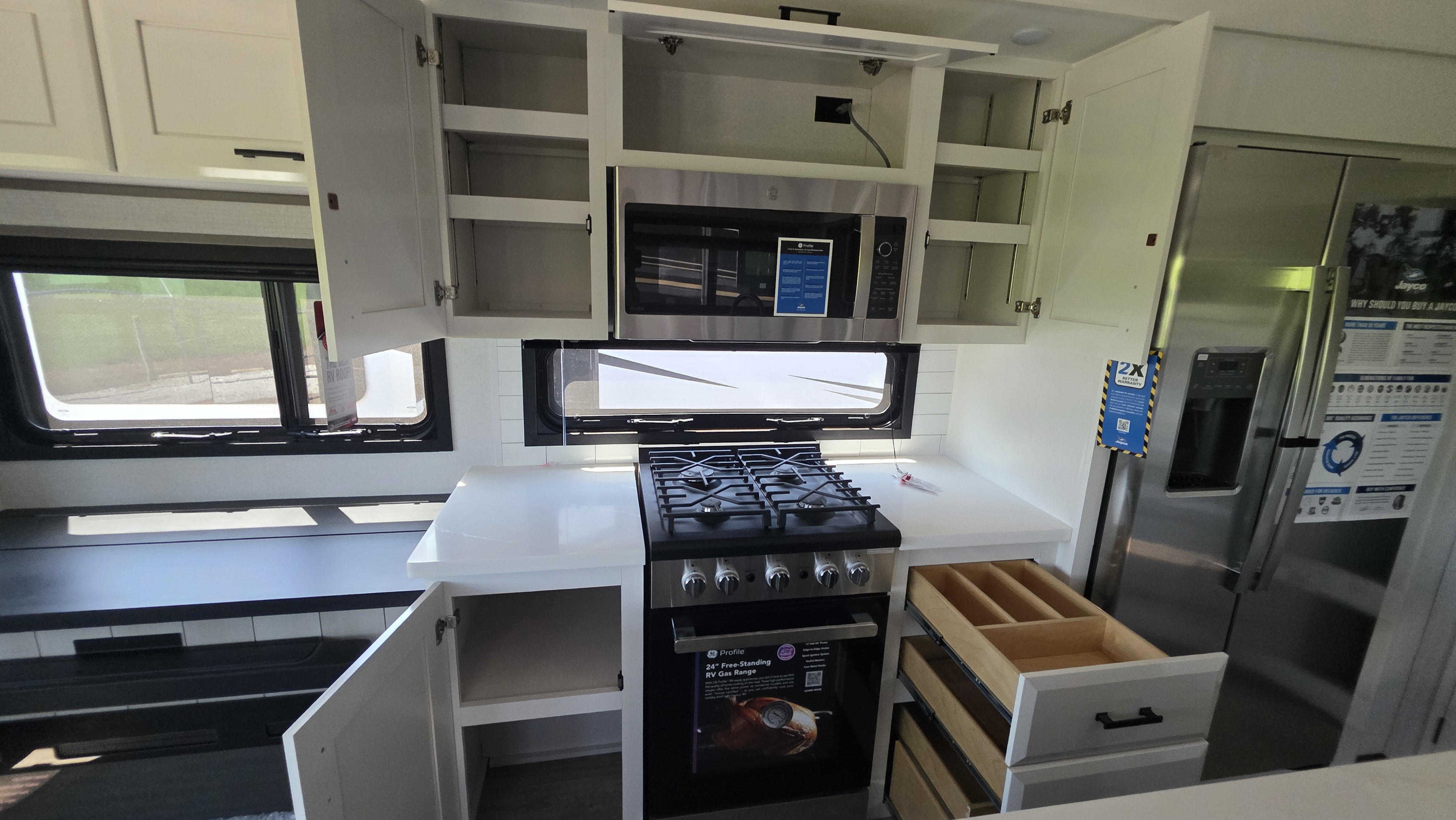 2027 JAYCO PINNACLE 32RLTS - Image 15
