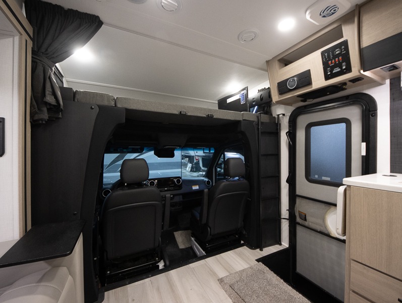 2025 Forest River Sunseeker 2400BDS - Image 7