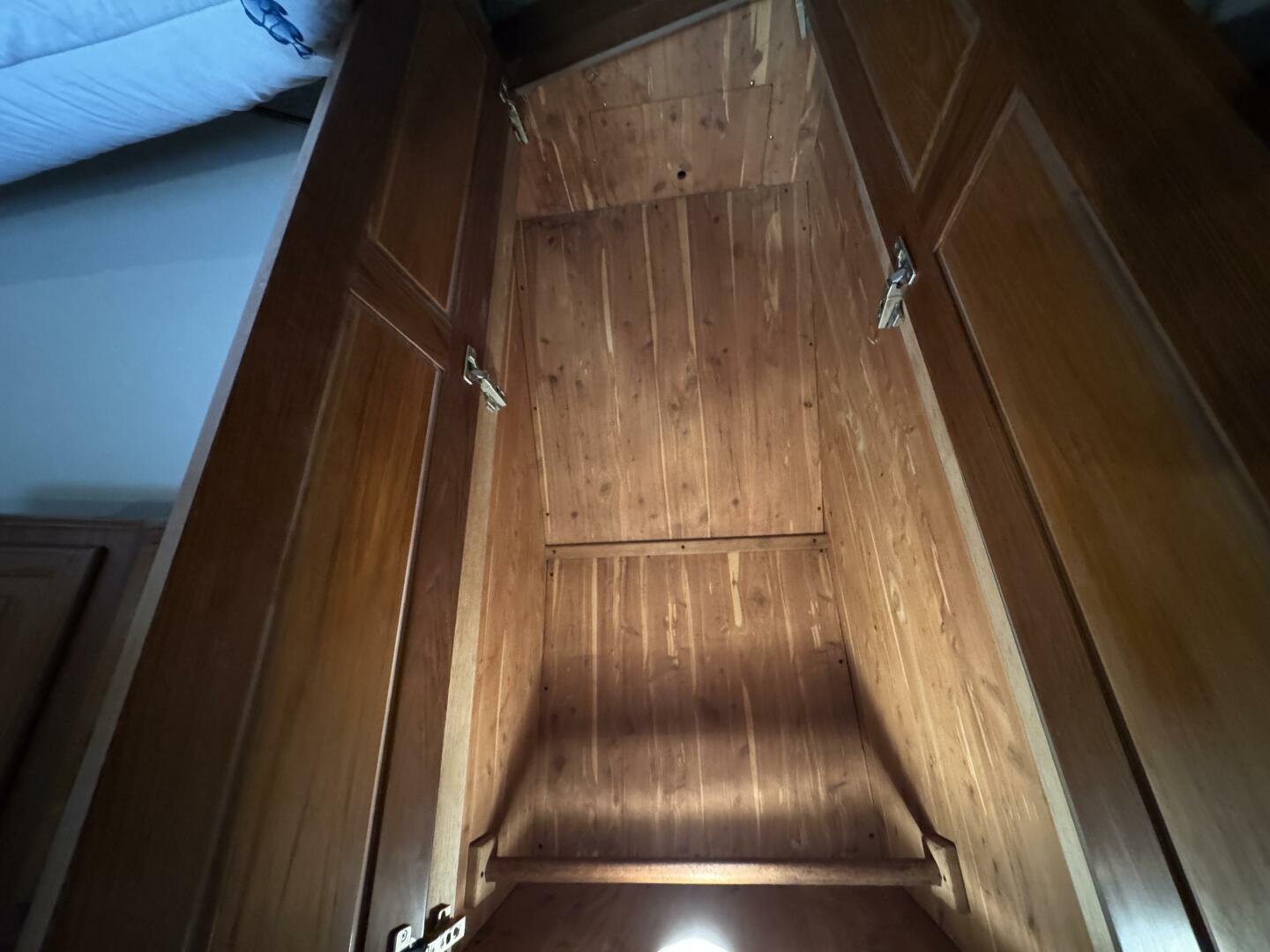 1995 Viking 58 Convertible - Image 38