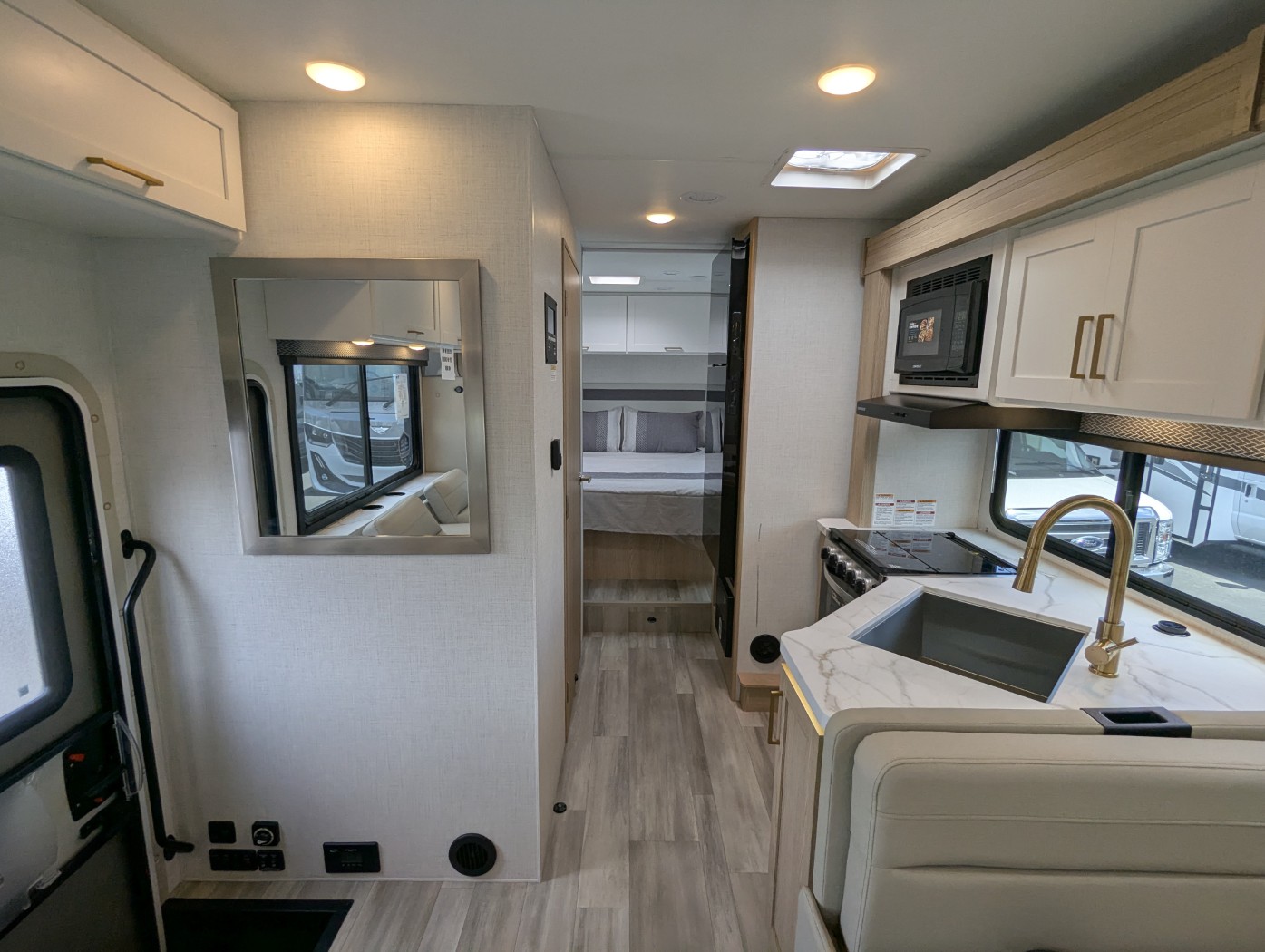 2027 Thor Motor Coach Four Winds 28Z - Image 17