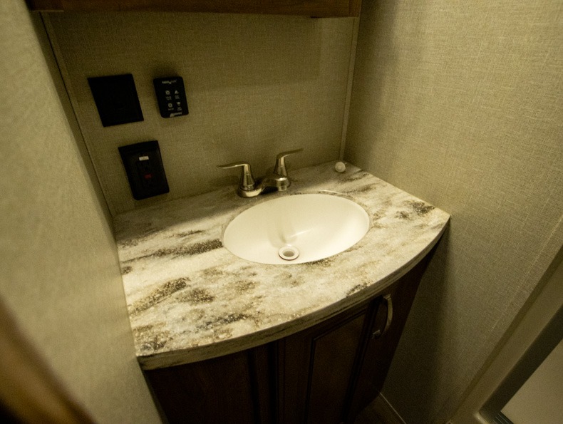 2018 Keystone Montana 3820FK - Image 16