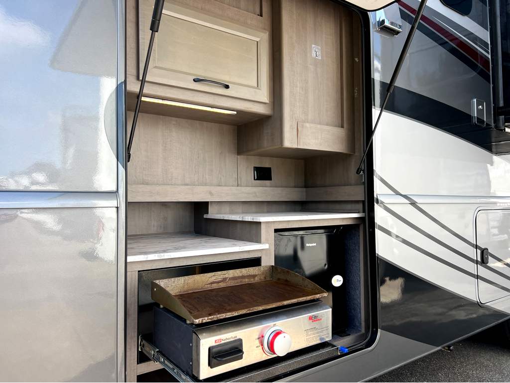 2024 HOLIDAY RAMBLER INVICTA 36Y - Image 5