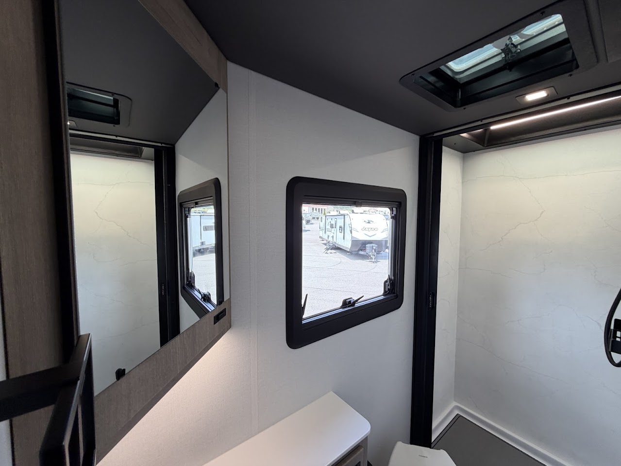 2027 Grand Design Lineage Series M 25FW - Image 17