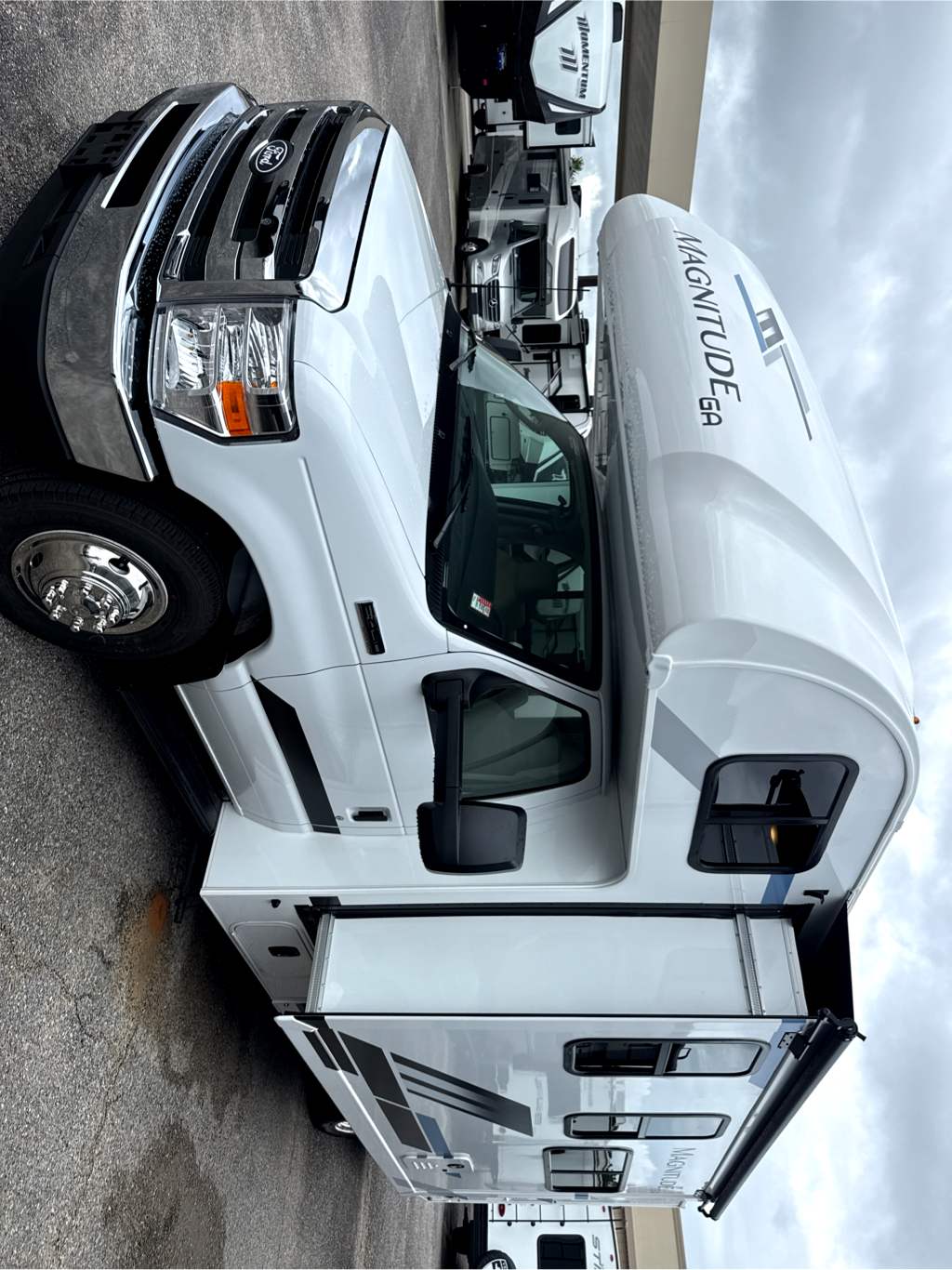 2027 THOR MOTOR COACH MAGNITUDE GA28 - Image 2