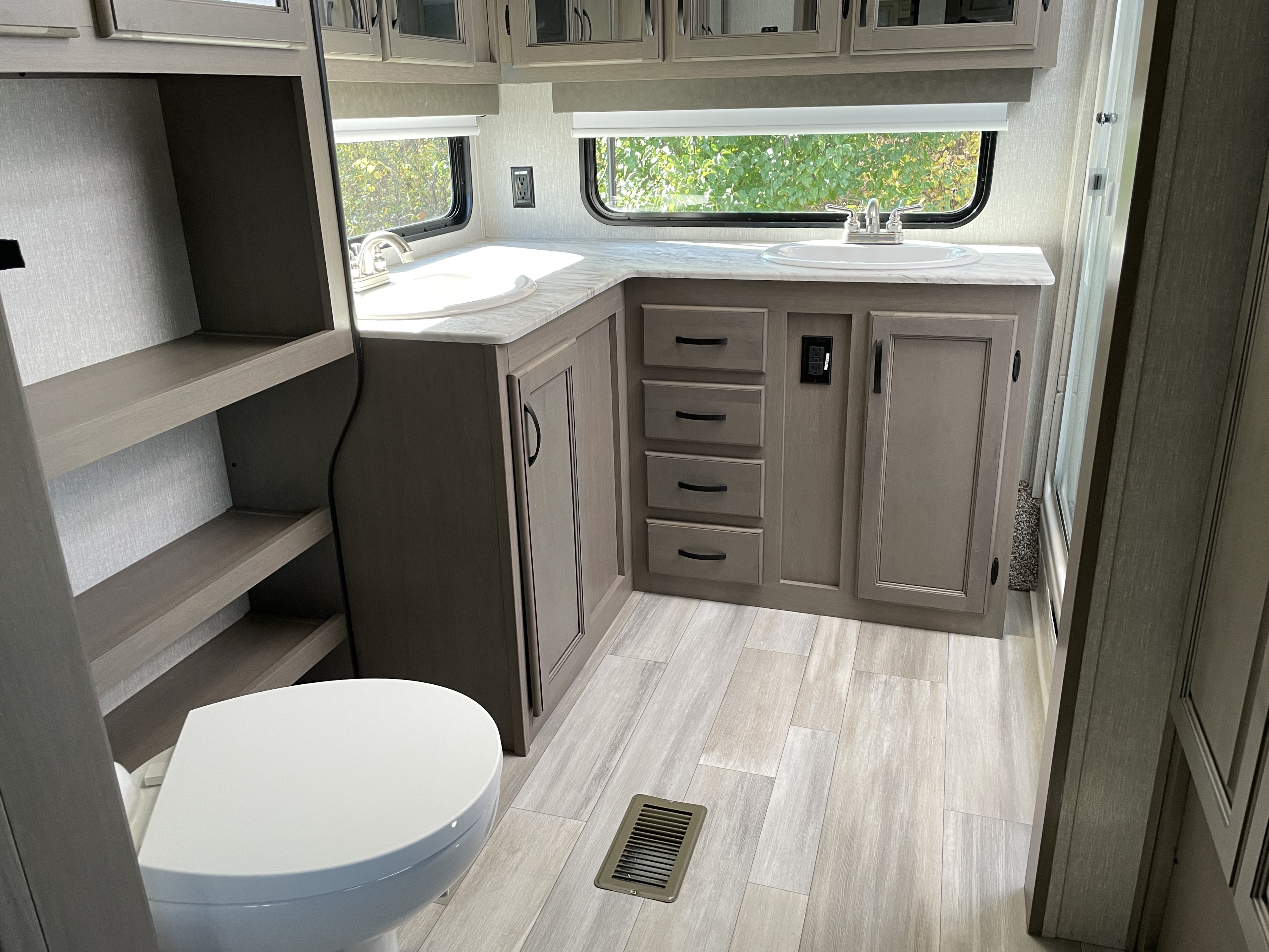 2022 Coachmen Chaparral 334FL - Image 22