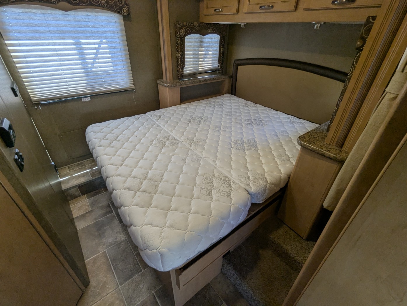 2017 Thor Motor Coach Four Winds 26B - Image 9