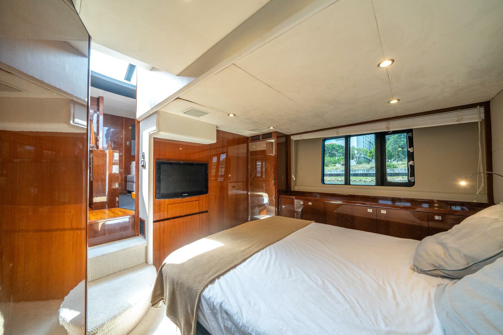 2012 Princess V52 - Image 23